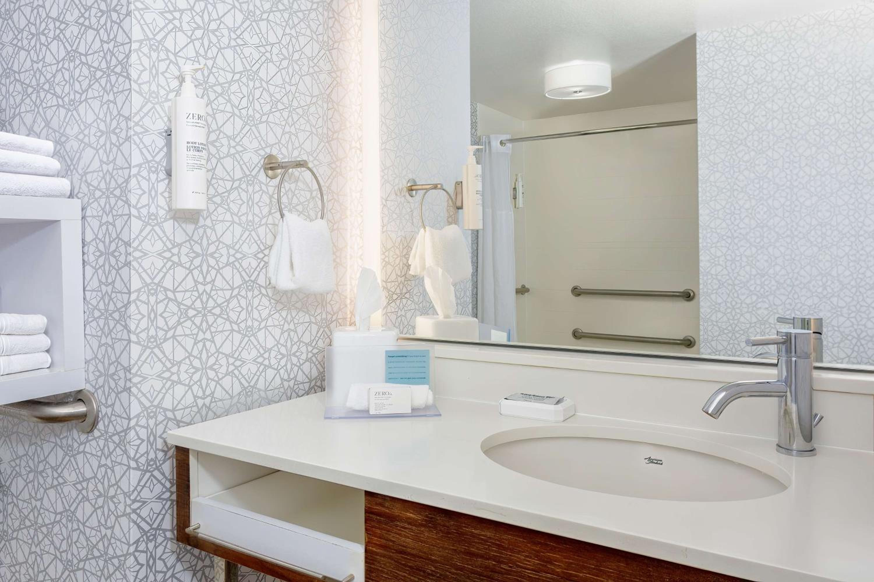 King Room with Sofa Bed and Bath Tub - Mobility Accessible