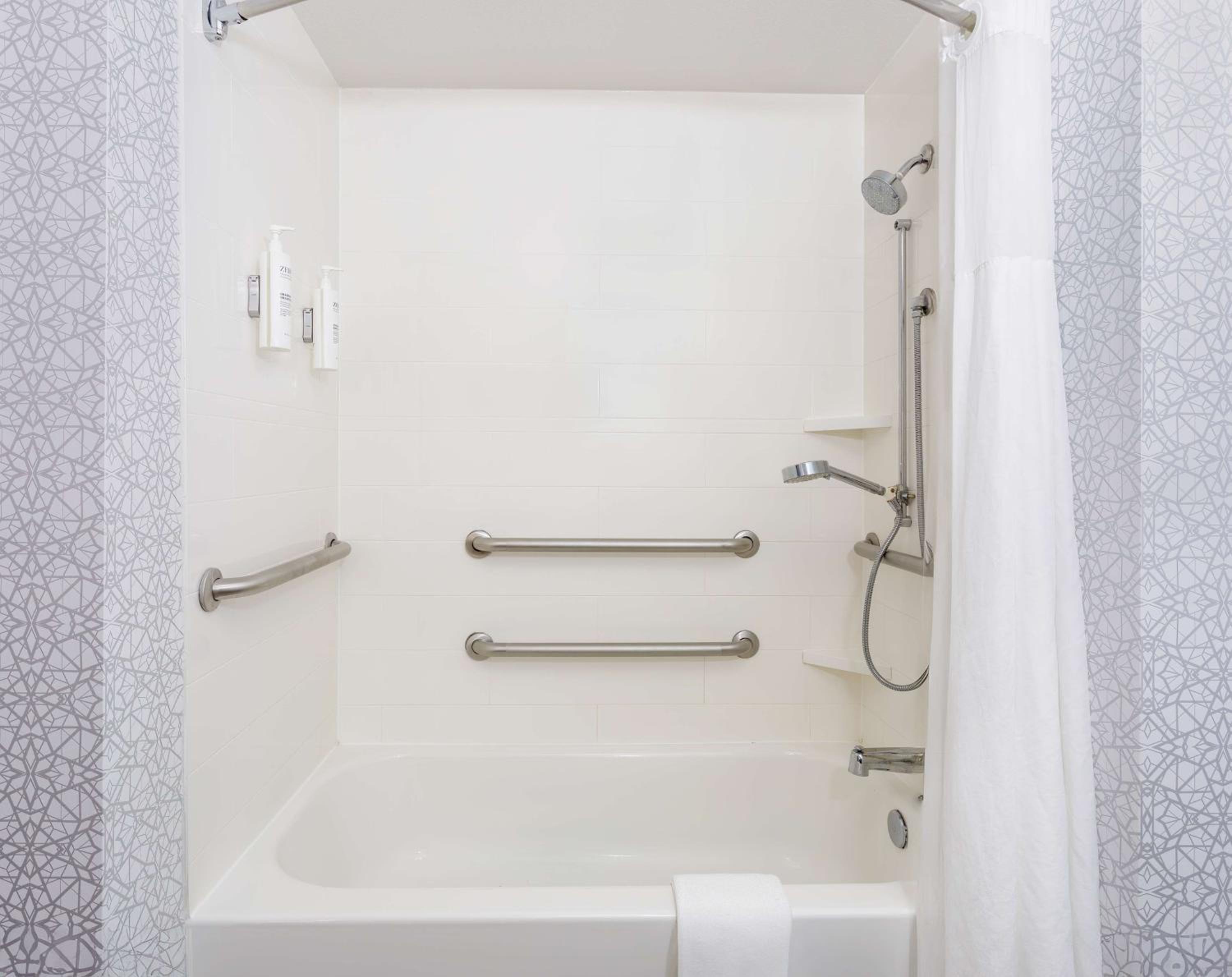 King Room with Sofa Bed and Bath Tub - Mobility Accessible