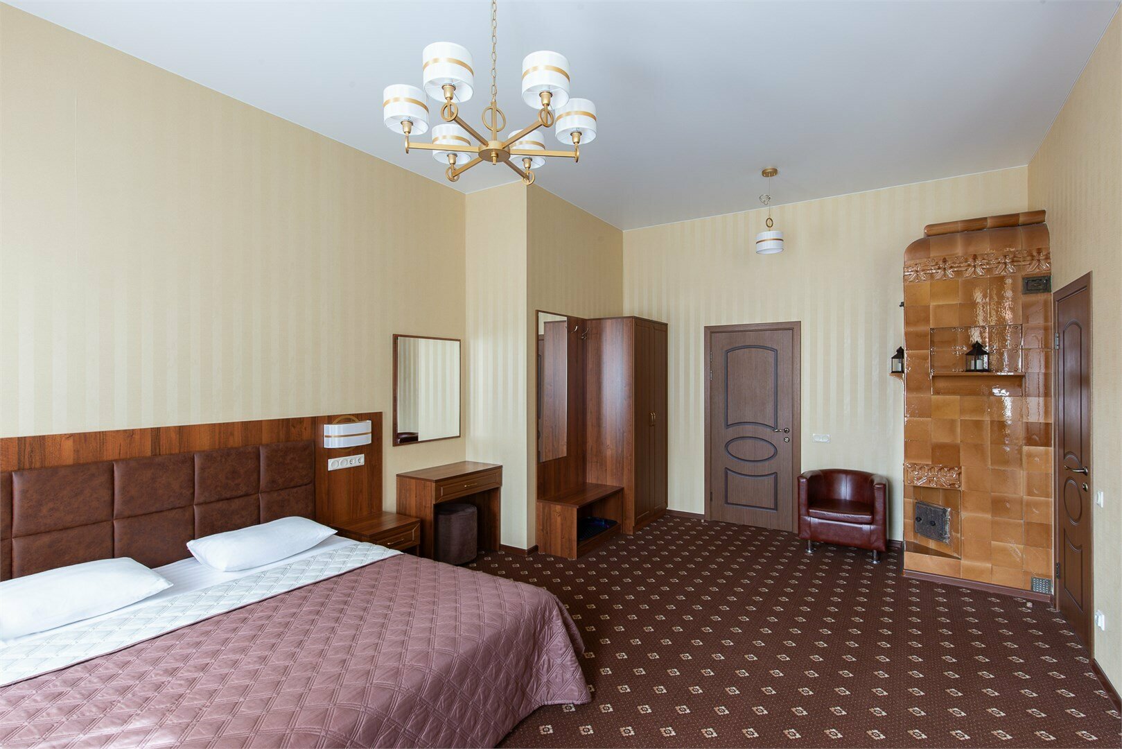 Апартаменты с просторной спальней, обеденной зоной и балконом