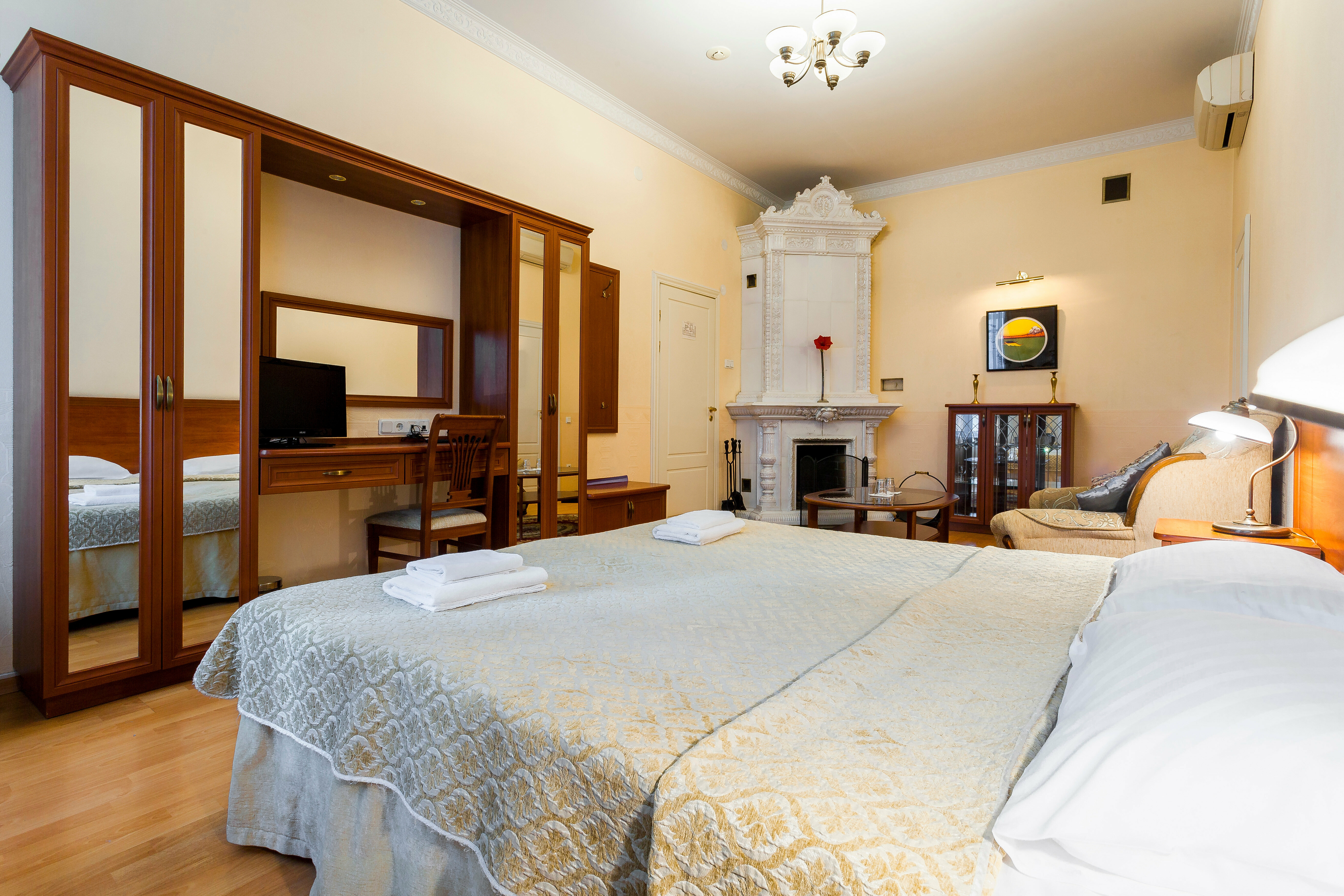 большая комната с камином