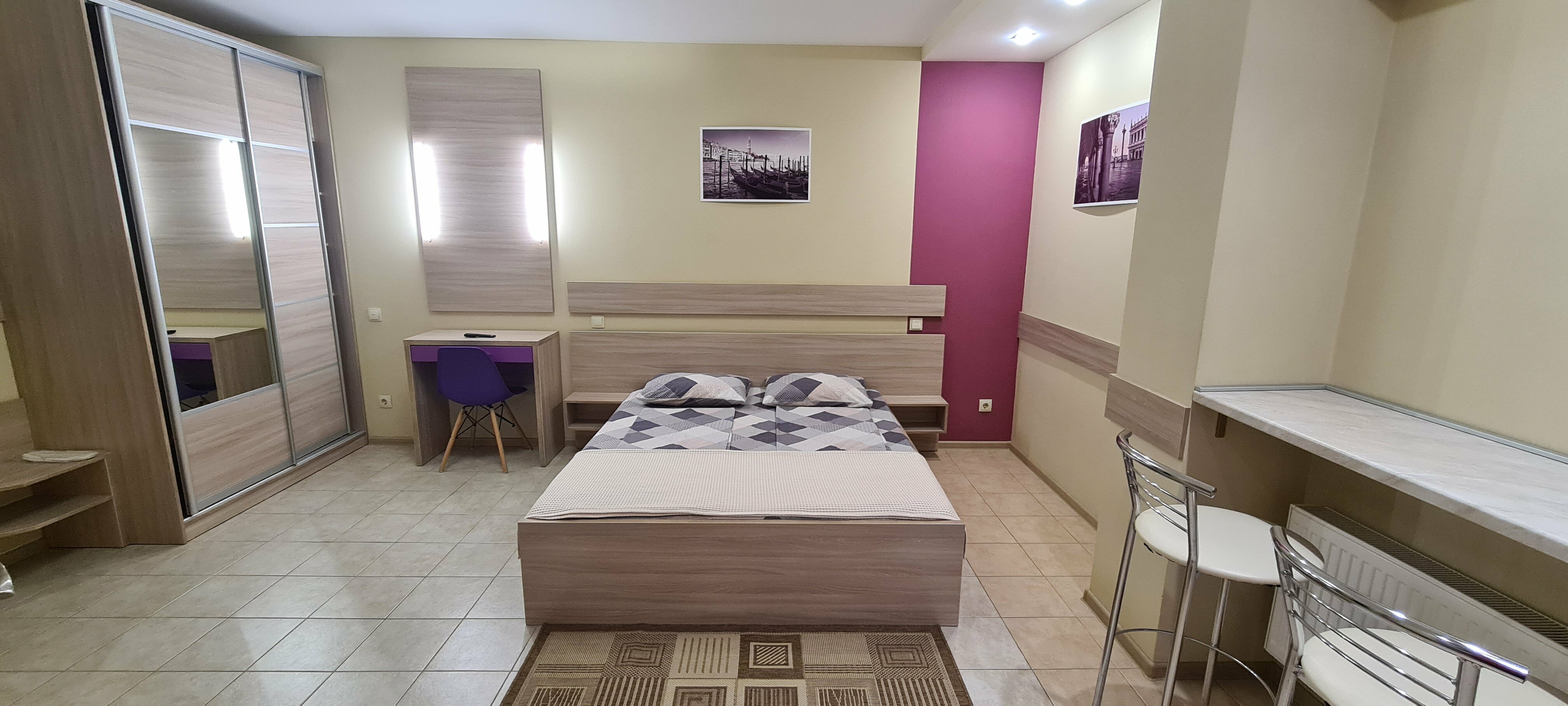 Стандарт "Фиолетовый" с  балконом с мини-кухней и с двуспальной кроватью