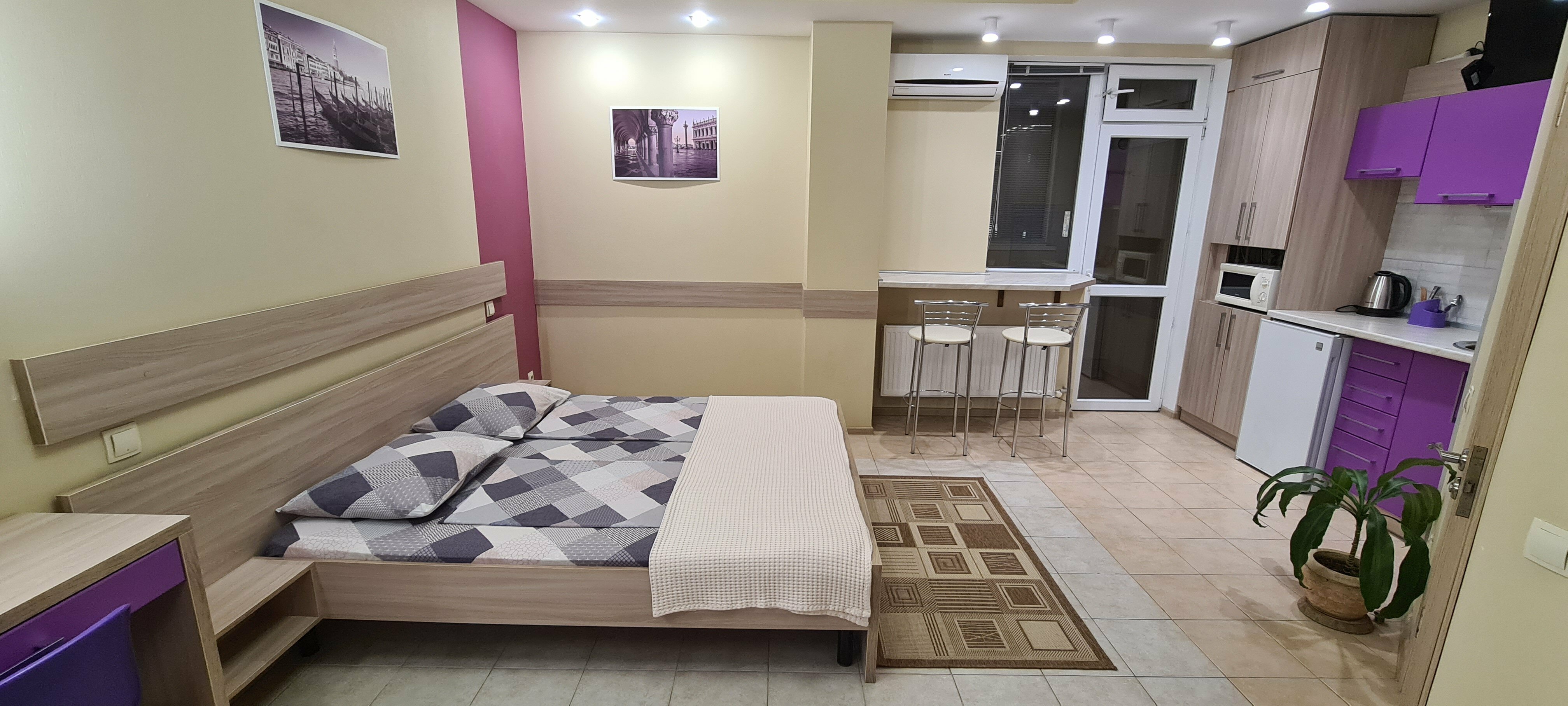 Стандарт "Фиолетовый" с  балконом с мини-кухней и с двуспальной кроватью