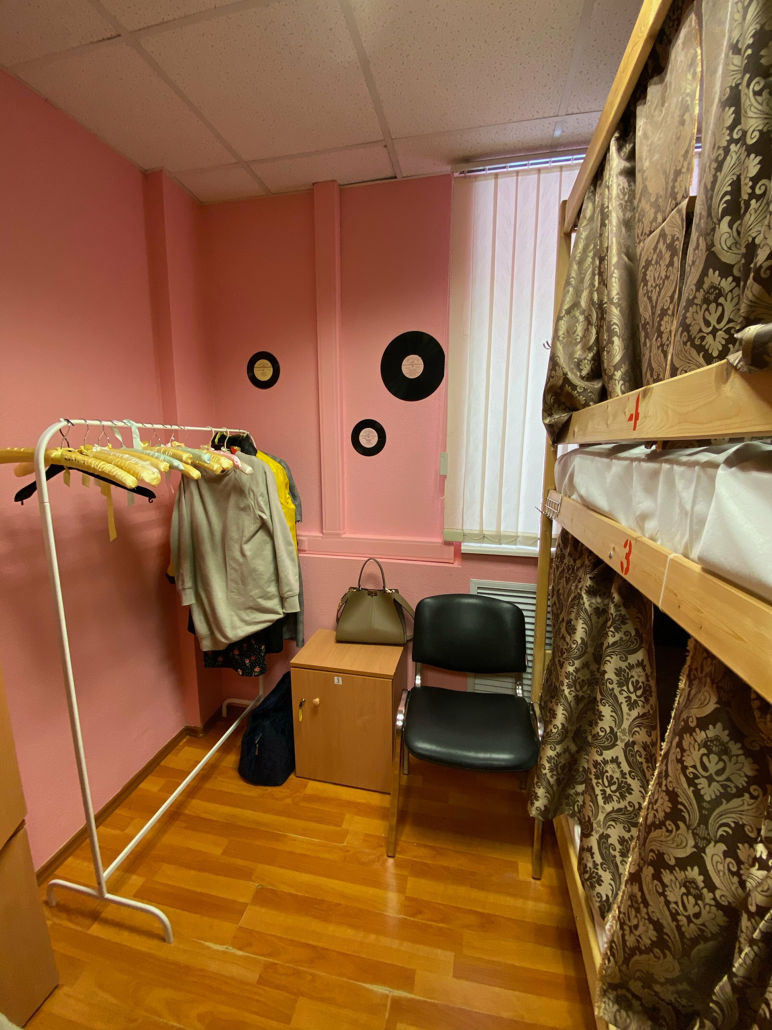 Двухместный женский номер с 2 отдельными кроватями и общей ванной комнатой