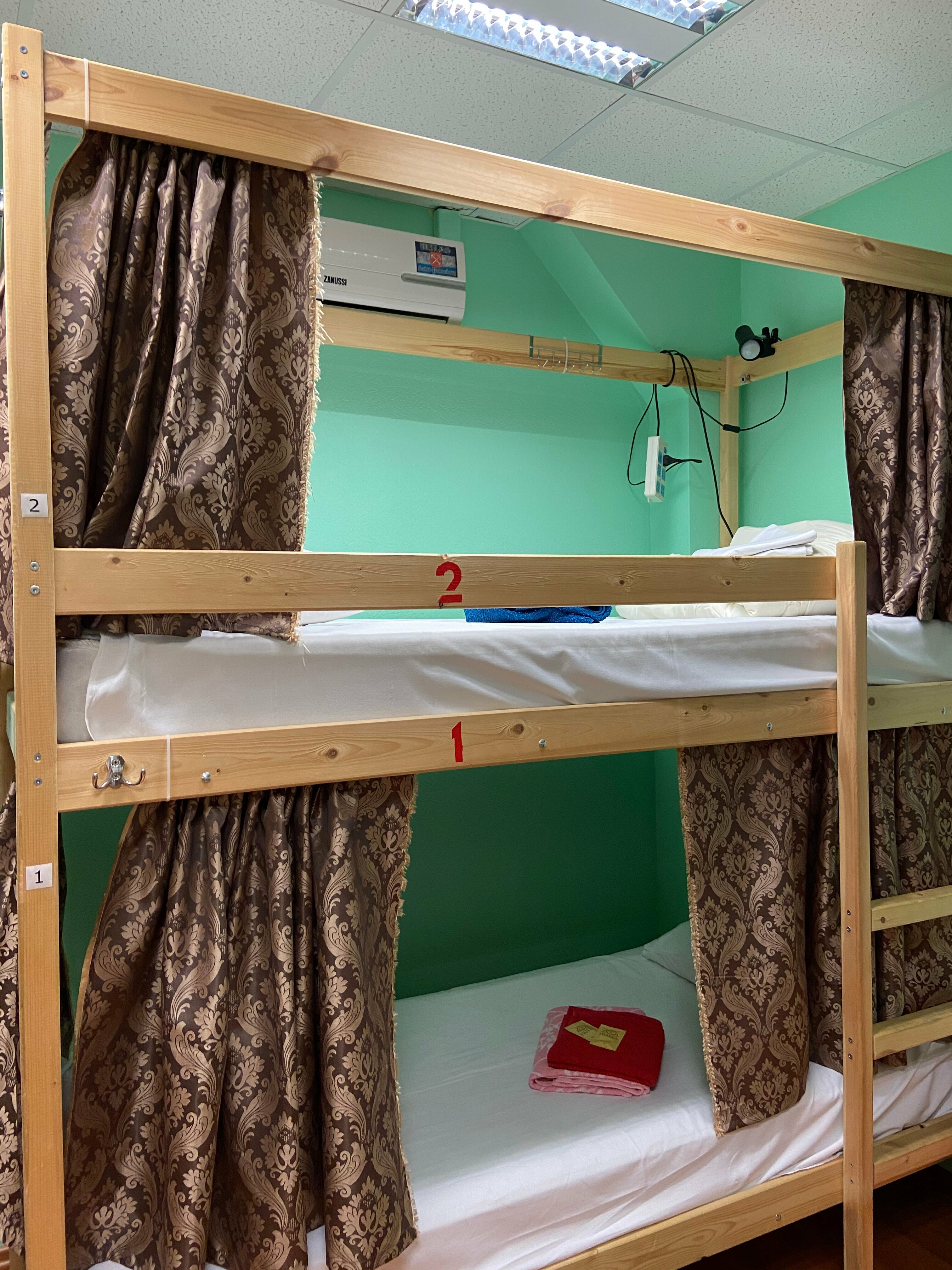 Кровать в общем 6-местном номере для мужчин и женщин