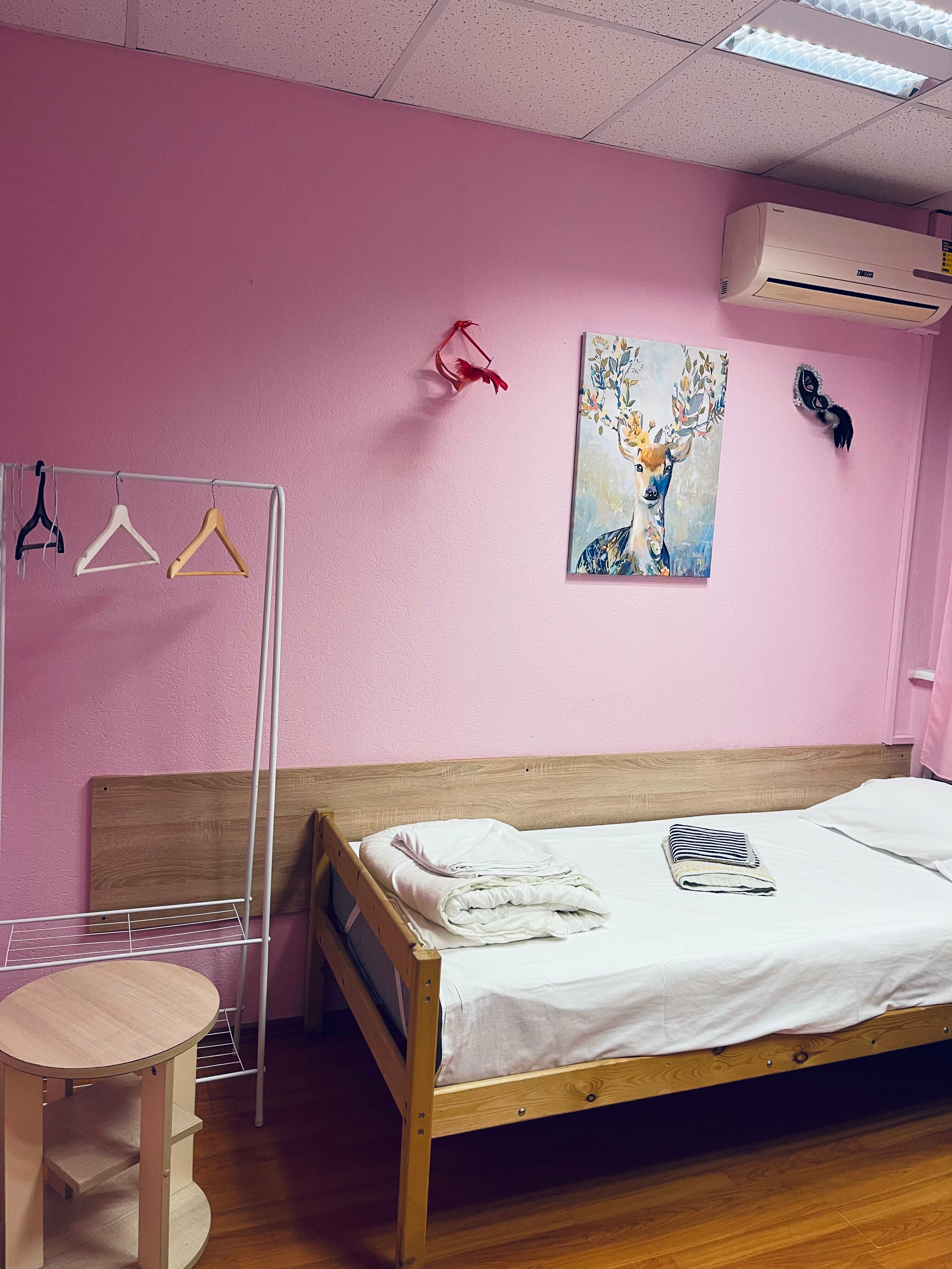 Двухместный номер с 2 отдельными кроватями и общим туалетом