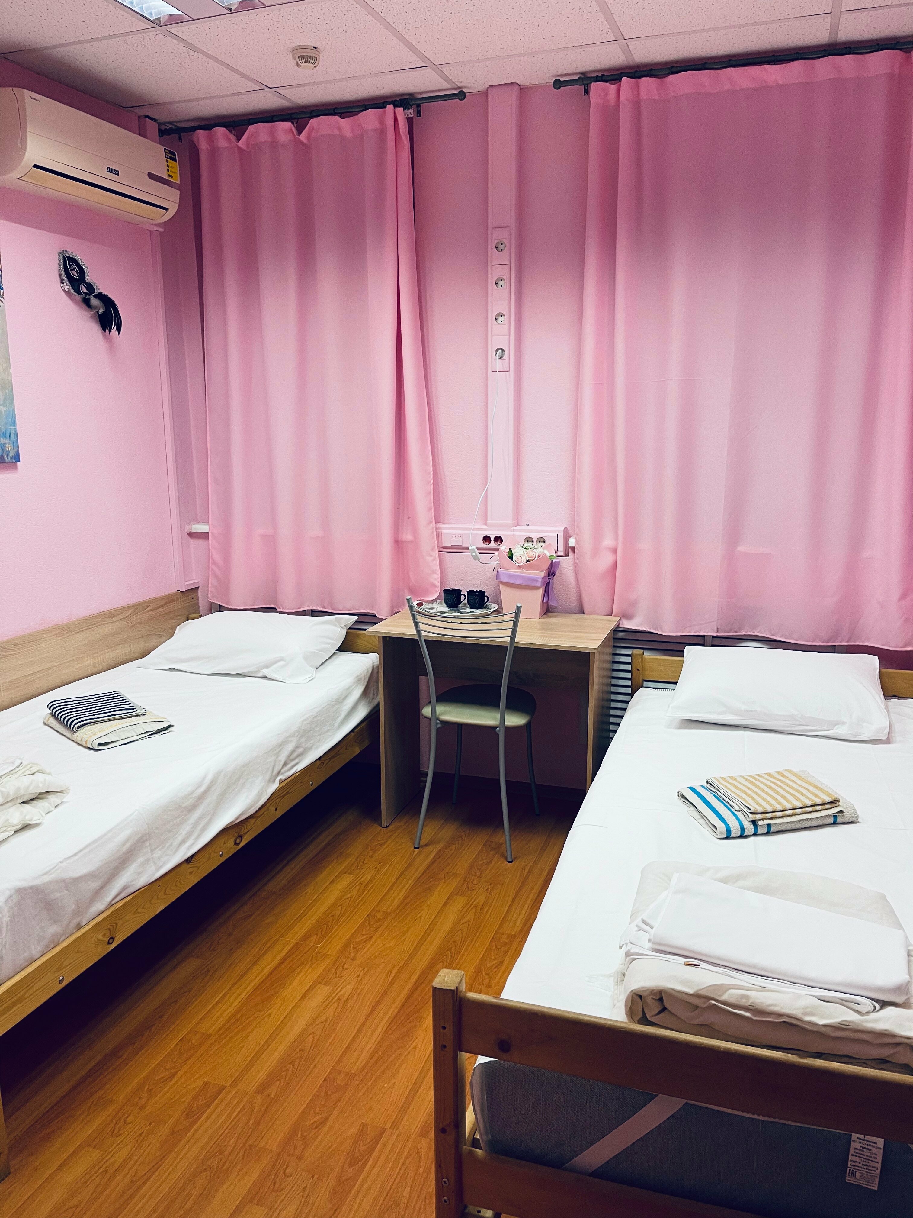 Двухместный номер с 2 отдельными кроватями и общим туалетом