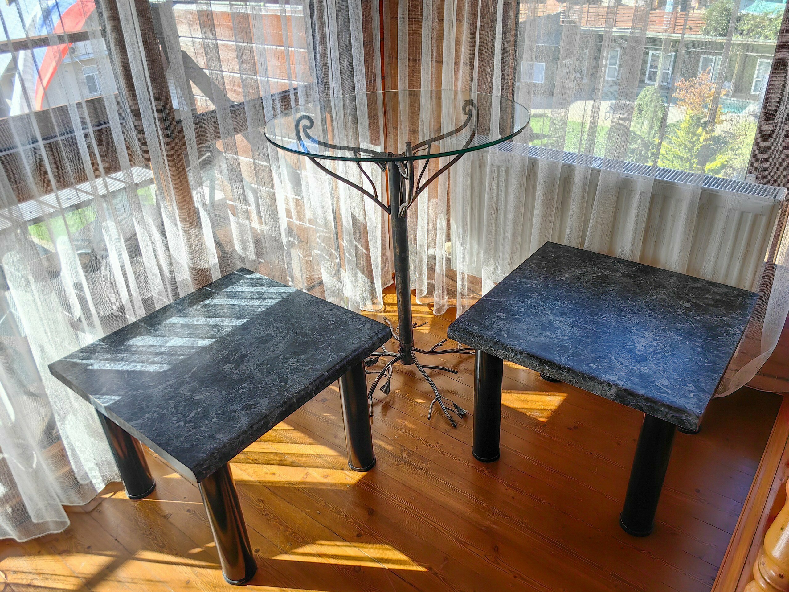 Панорамная комната с балконом