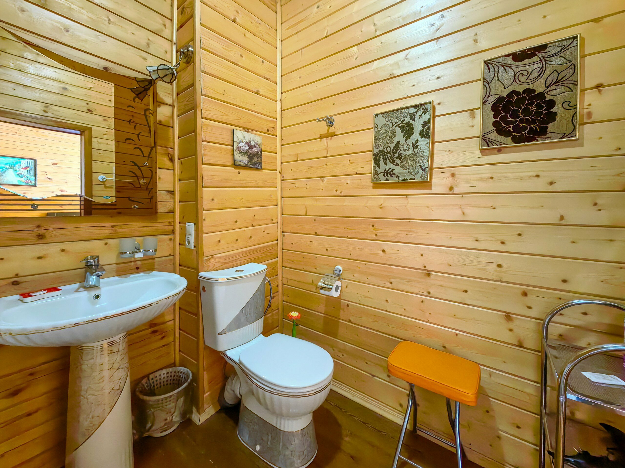 Комфортная трёхместная комната с видом на горы