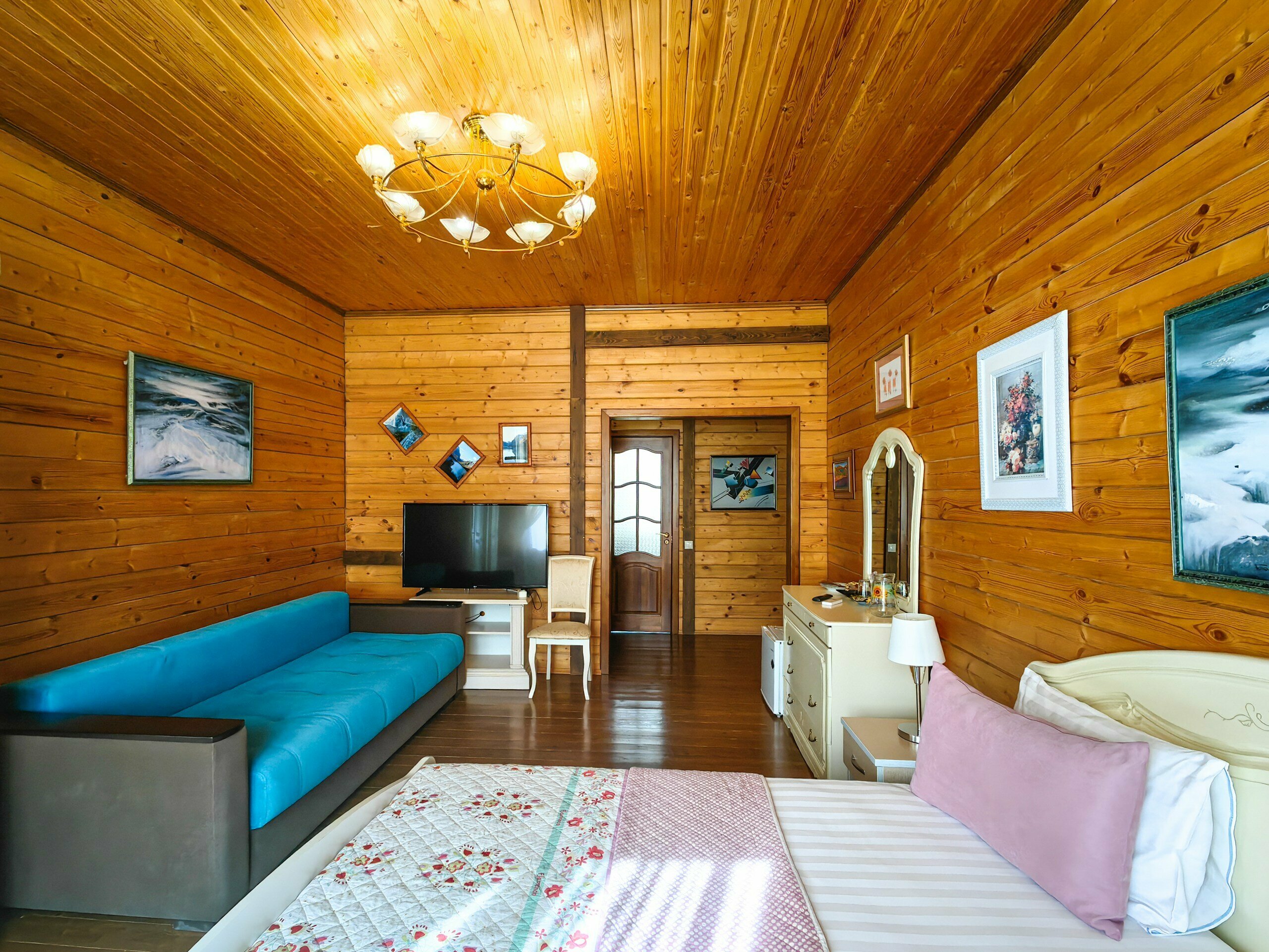 Семейная комната с видом на горы