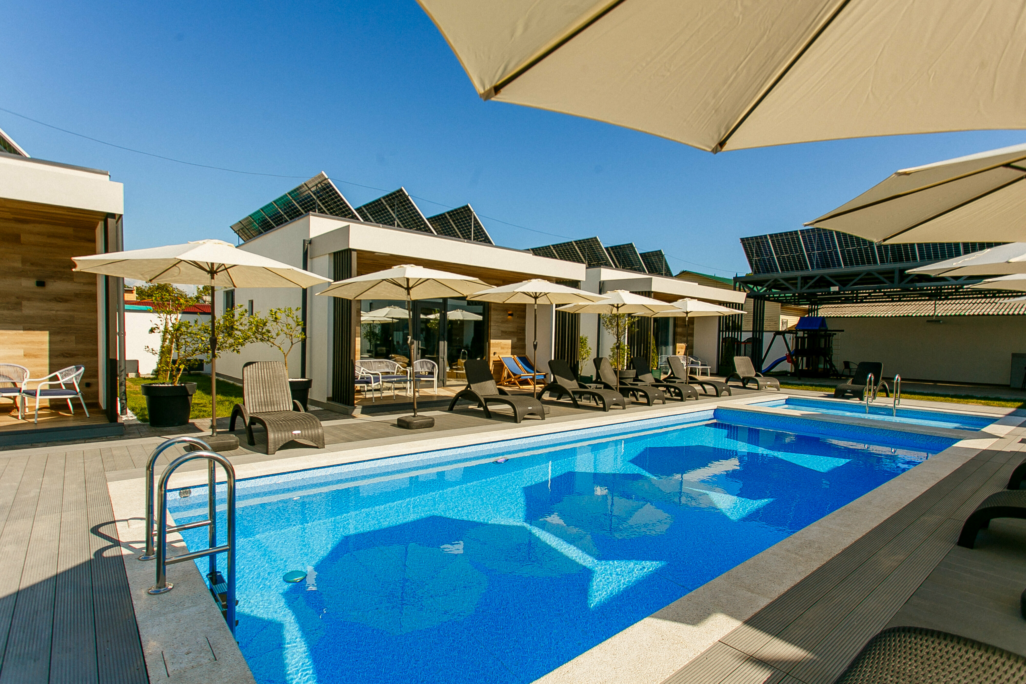 Коттедж с террасой и доступом к бассейну