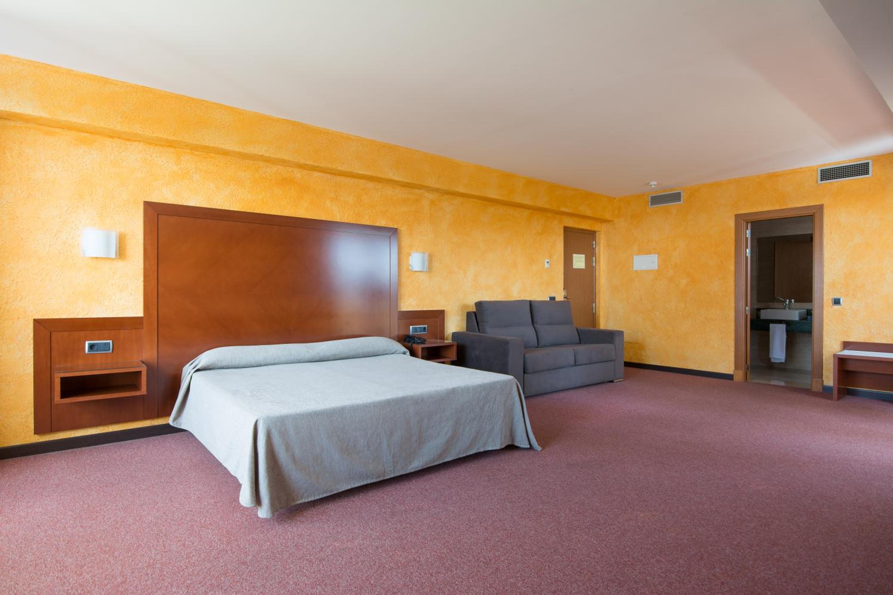 Quadruple Room (2 Adults + 2 Children)