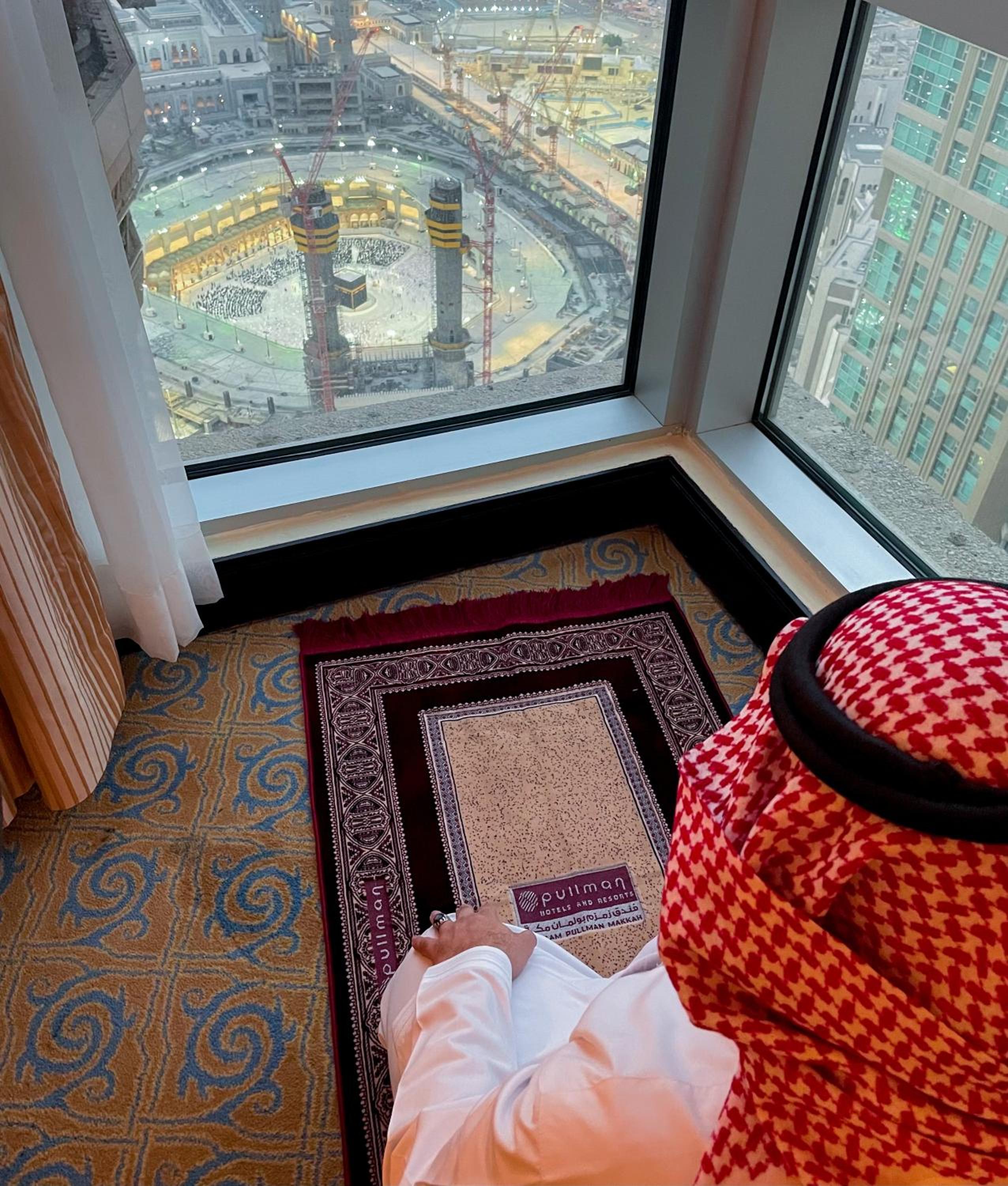 Classic Executive Suite, 1 King Size Bed, 2 Single Size Beds, Partial Kaaba View