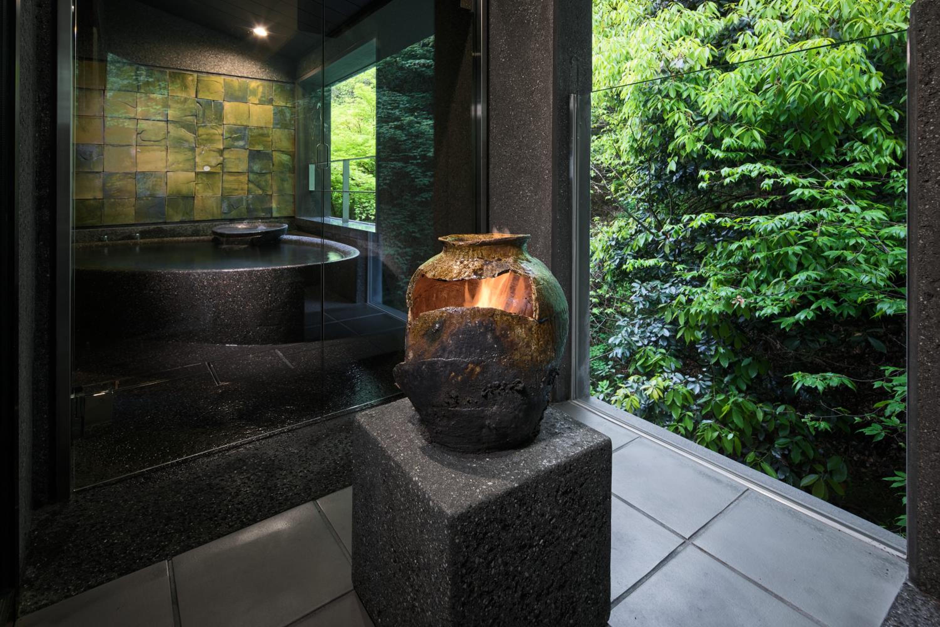 Japanese-Style Modern Art Suite Room with Open-Air Hot Spring Bath【Kohoo】