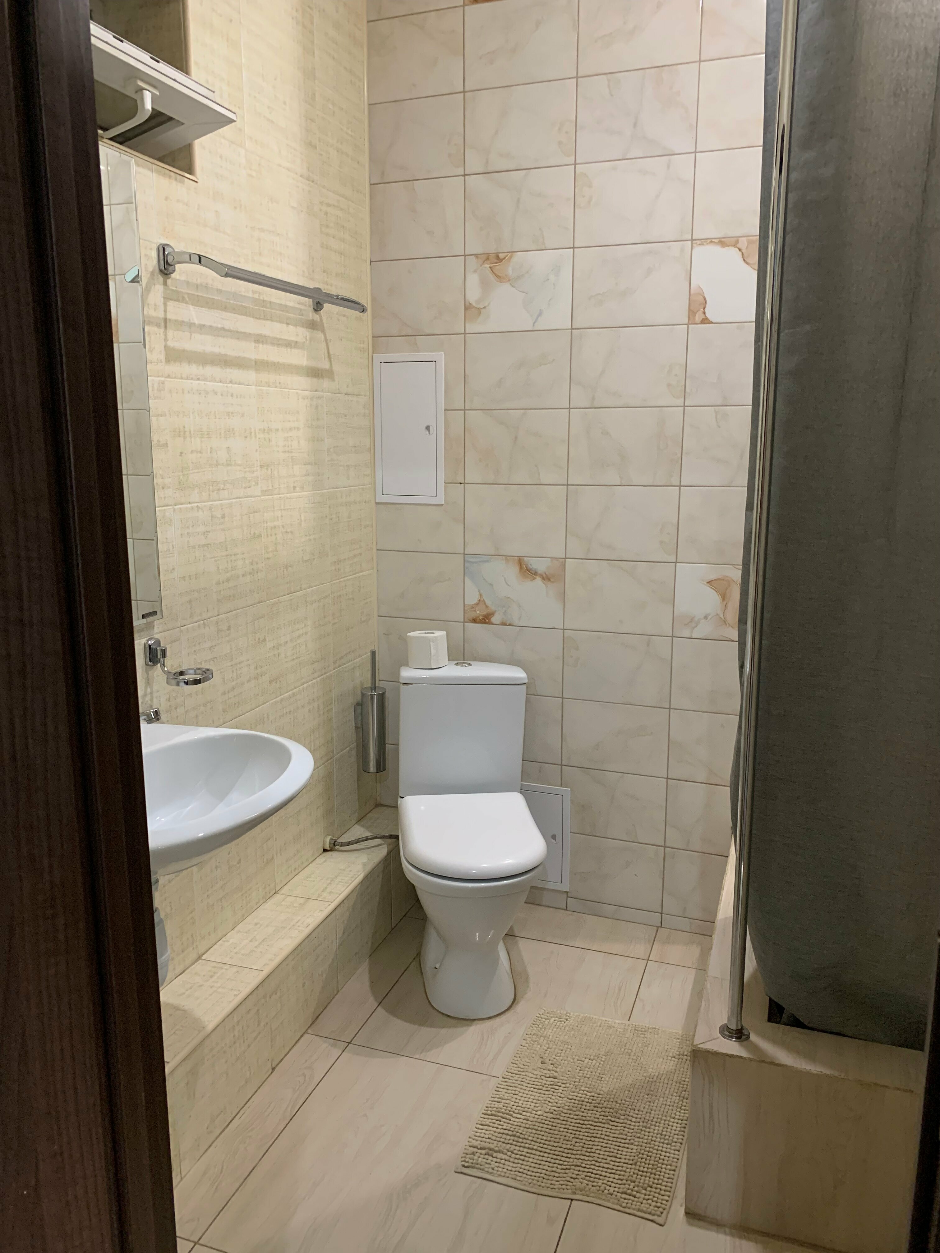 Двухкомнатный номер с двуспальной кроватью и двумя односпальными