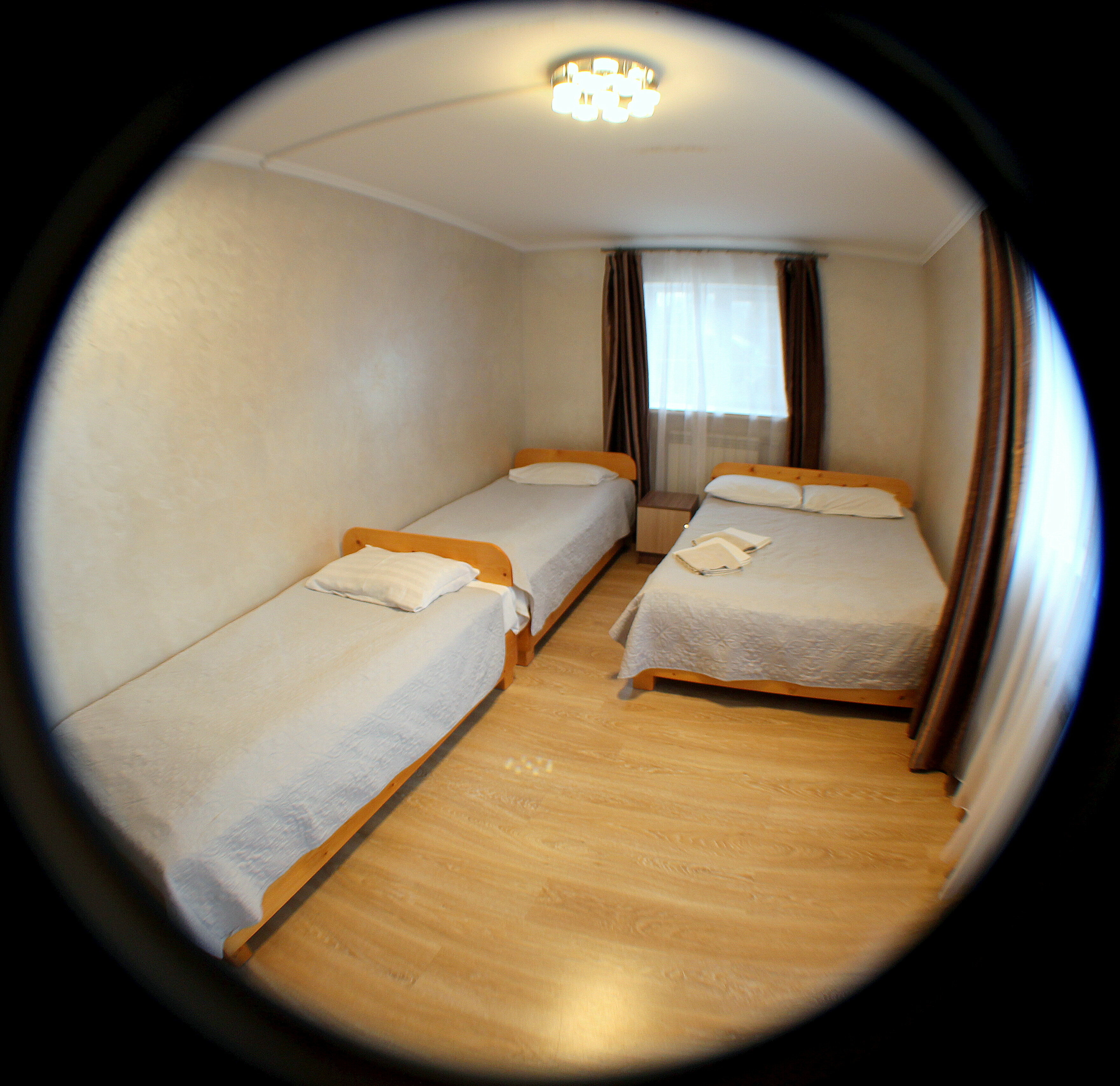 Семейный номер с общей ванной комнатой