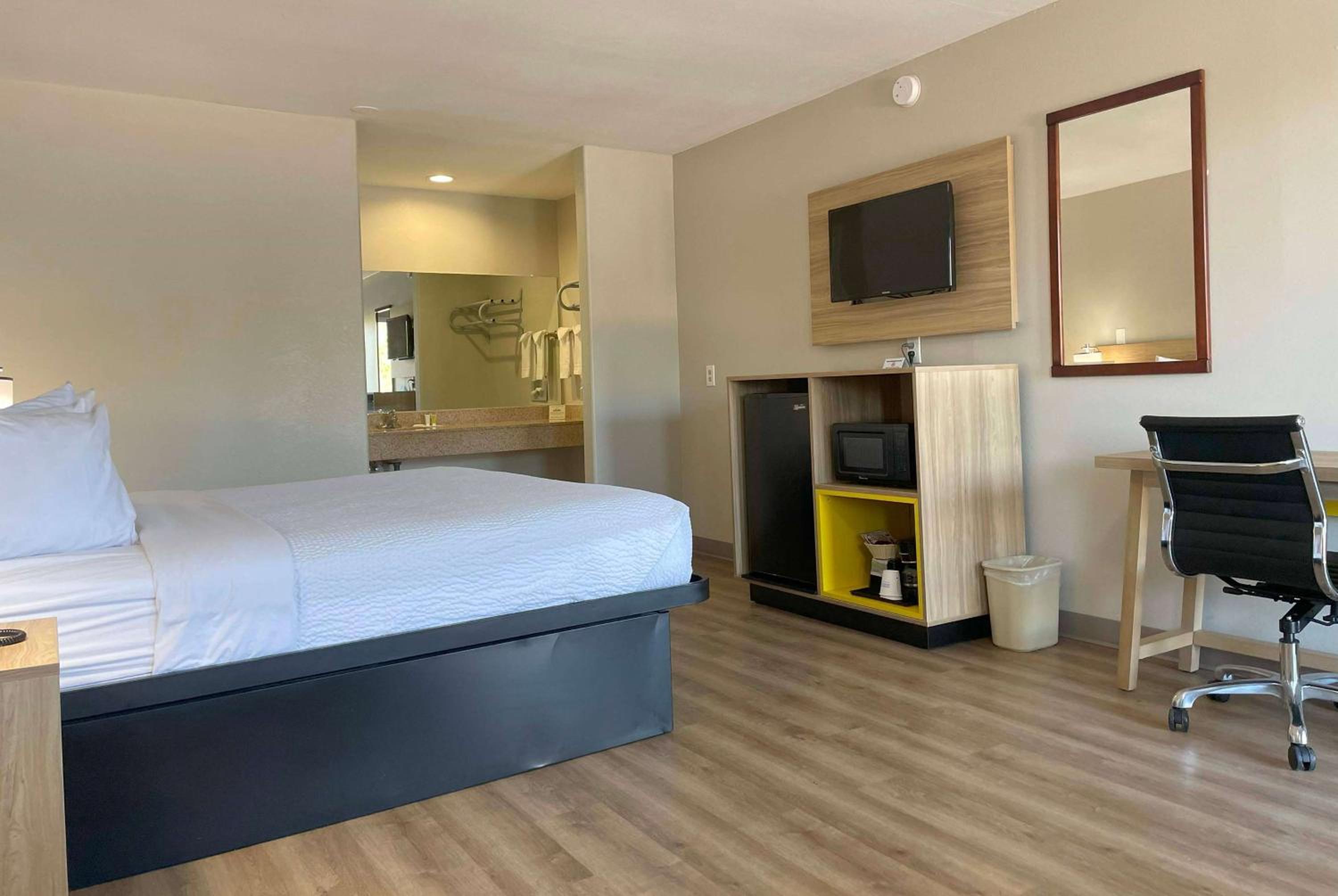 King Room with Bath Tub - Mobility/Hearing Accessible - Non-Smoking