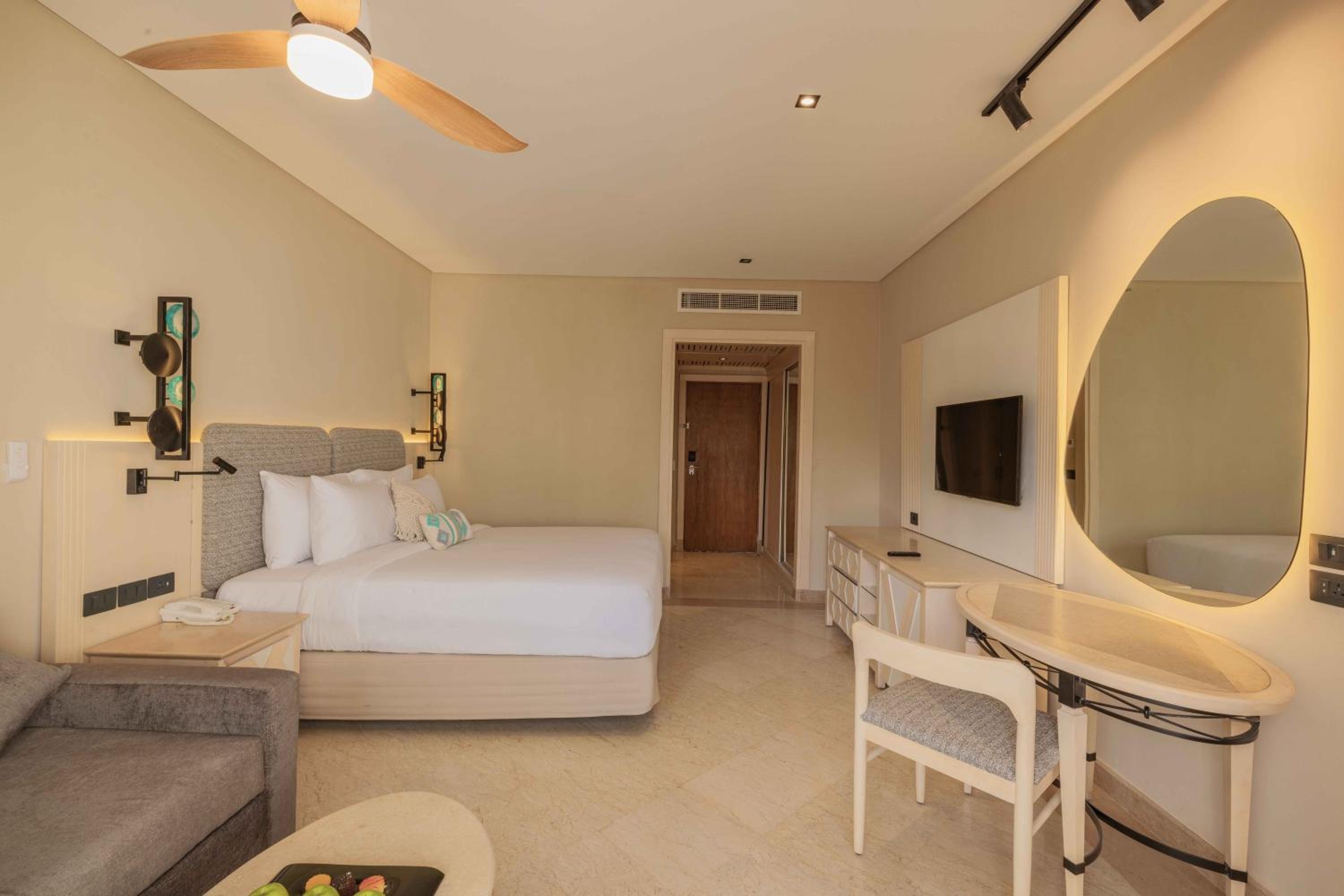 Deluxe, Queen or Twin Bed, Garden View