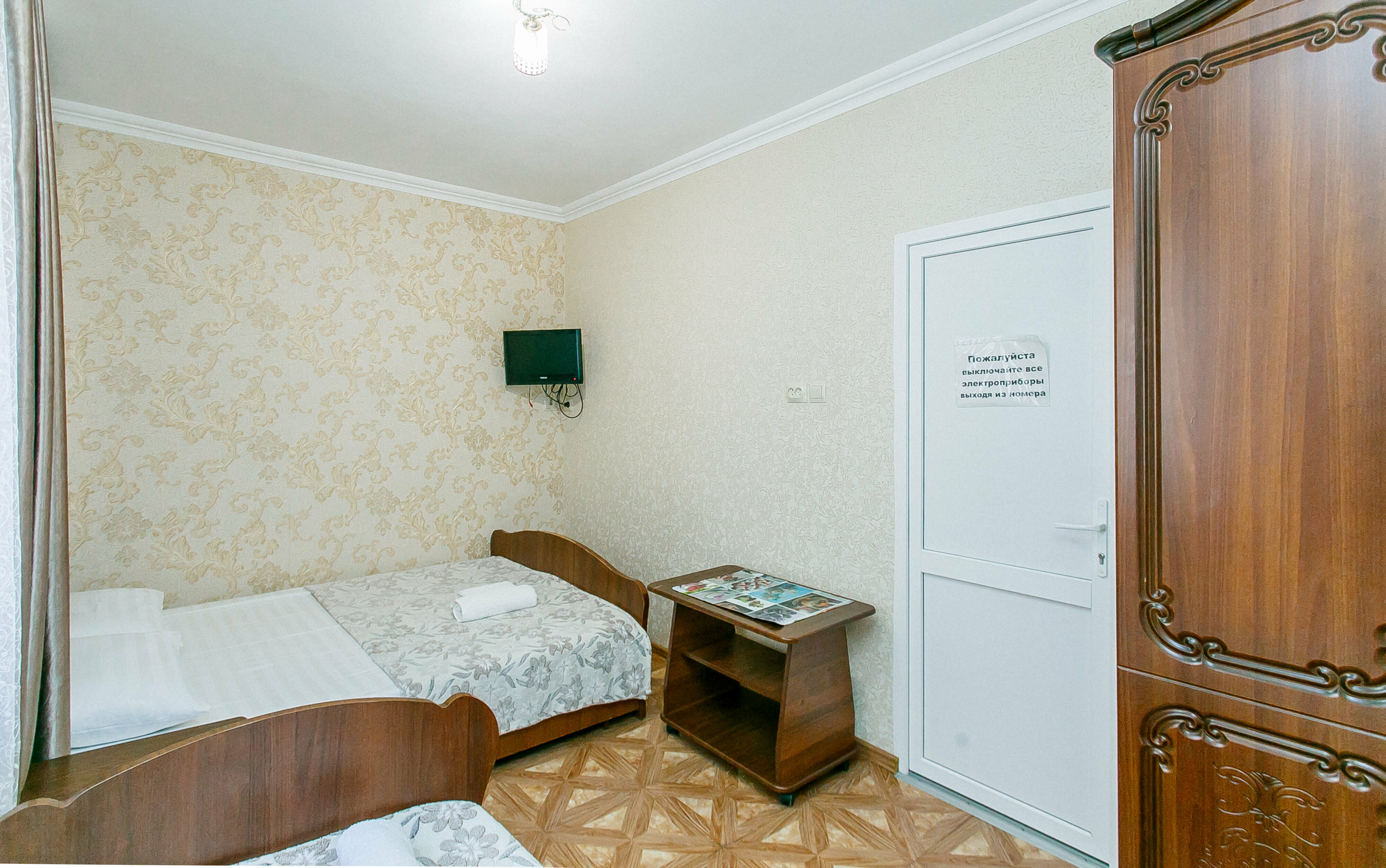 Трехместный номер с общей ванной комнатой