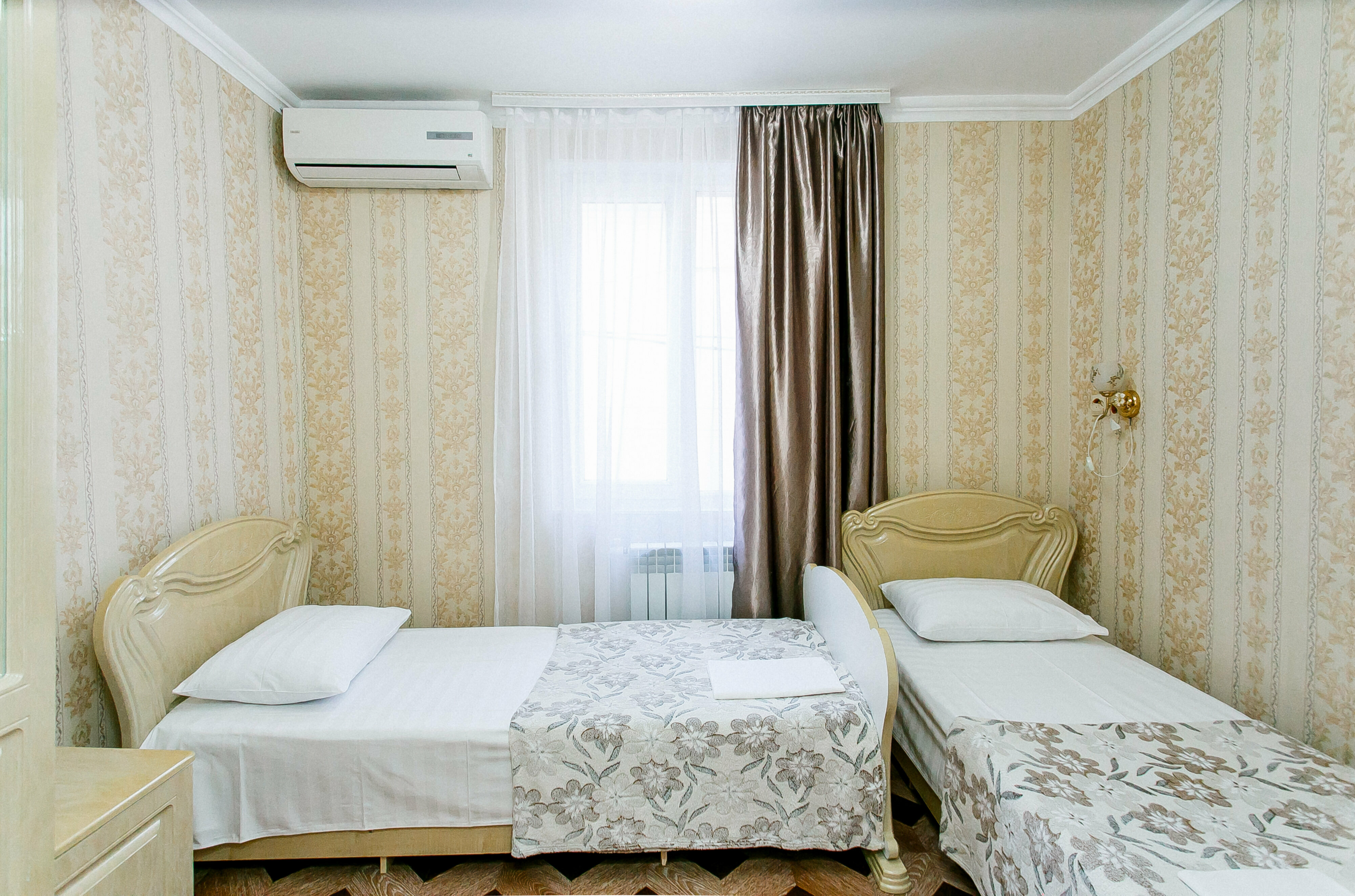 Двухместный номер с 2 отдельными кроватями и общей ванной комнатой