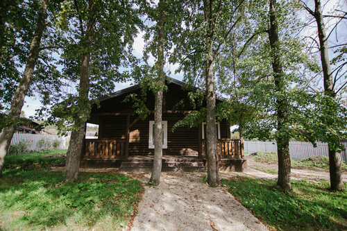 Коттедж "Дом под липами"