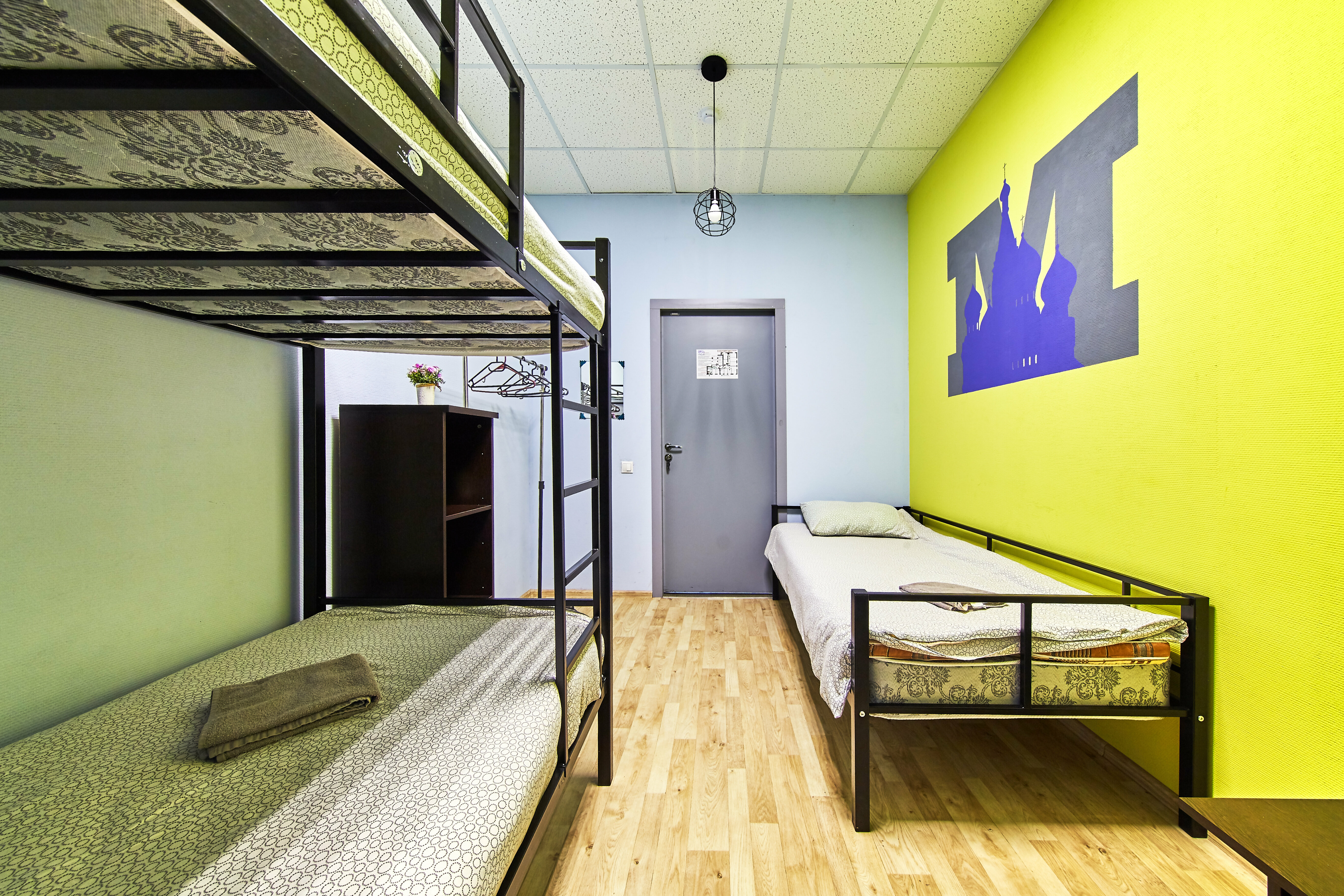 Кровать в общем номере для мужчин с 4 кроватями