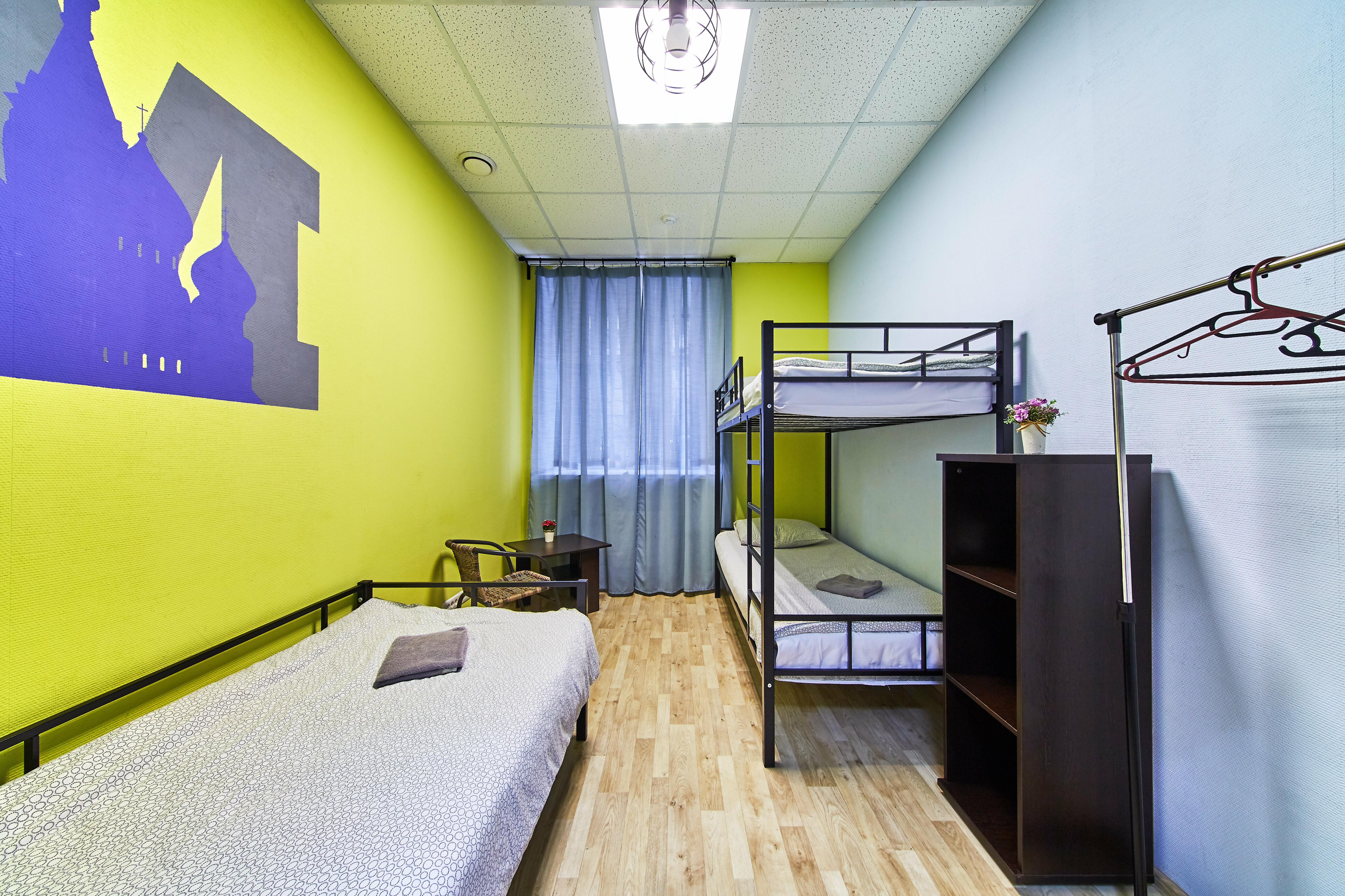 Кровать в общем номере для мужчин с 4 кроватями