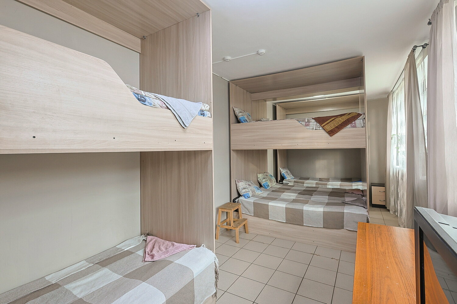 Общий номер для мужчин и женщин с 8 кроватями