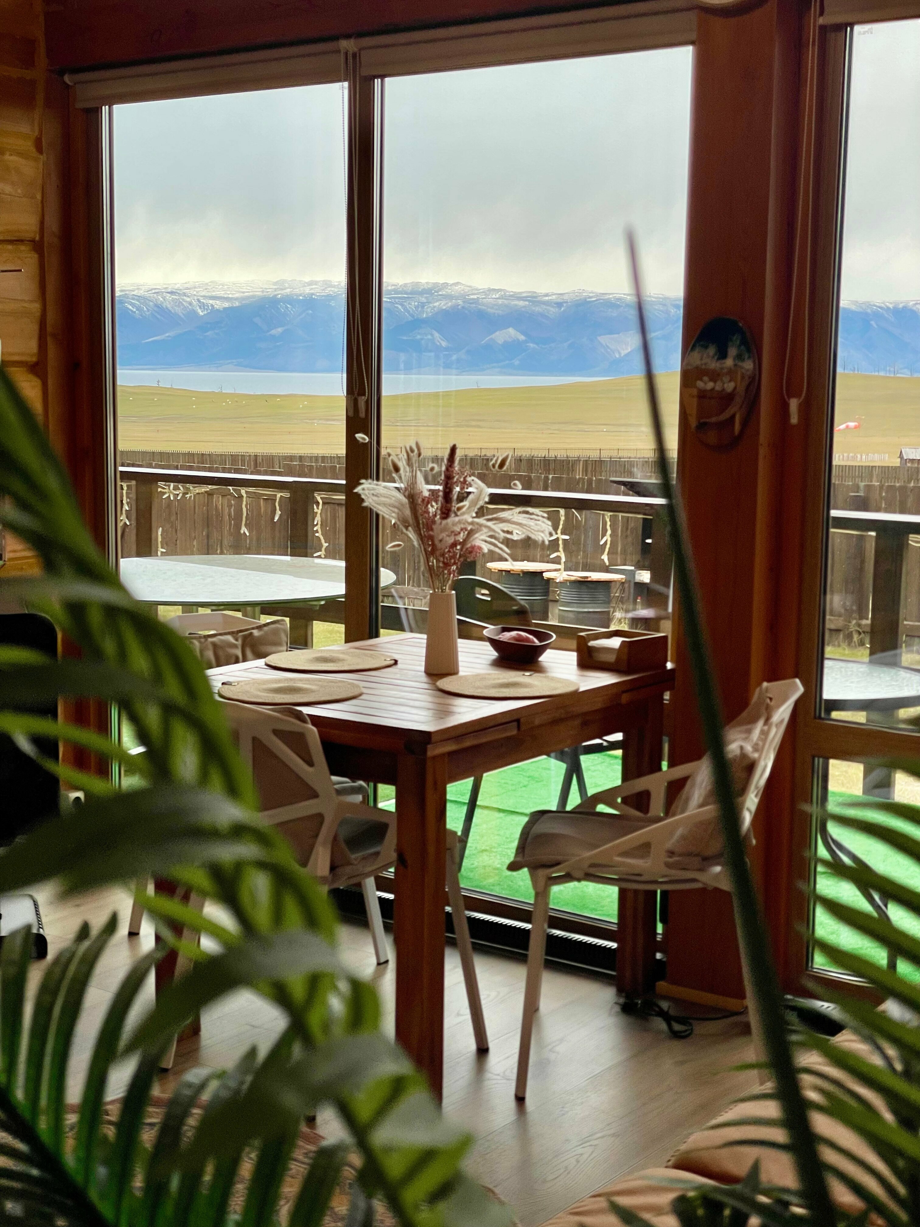 Четырехместный номер с видом на озеро