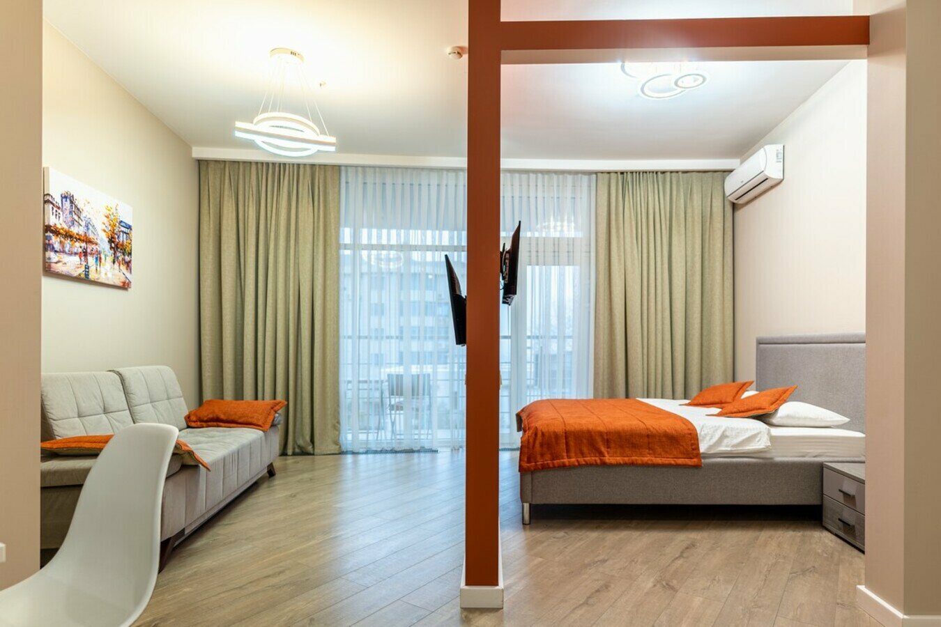 Шикарная студия с балконом! До пляжа и набережной 5 минут! Центр