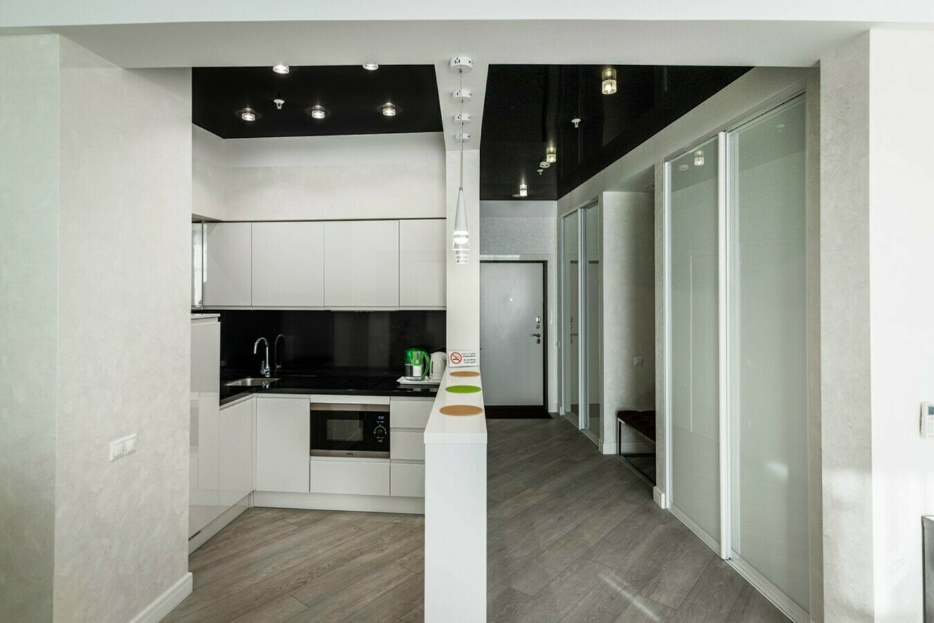 Дизайнерский апартамент с балконом! Пляж и набережная в 5 минутах! Центр Сочи!