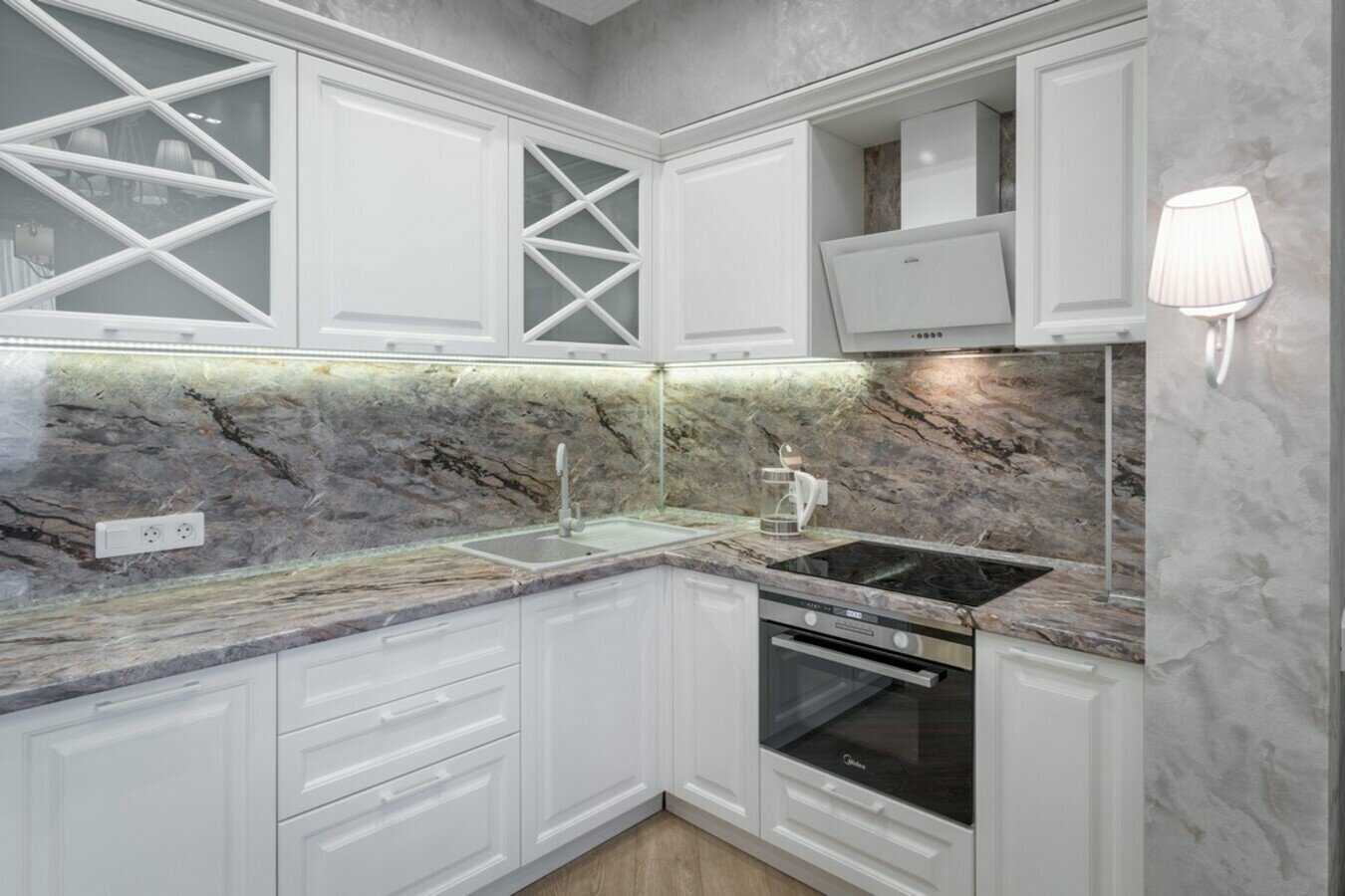 Трехкомнатный ЛЮКС с балконом! Прямой вид на море! Пляж и набережная в 5 минутах!