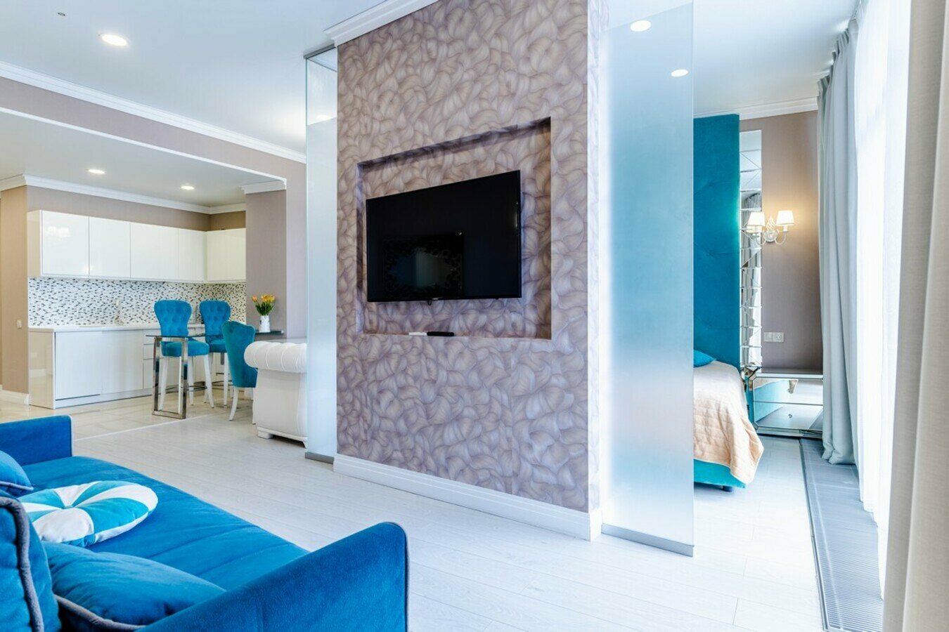 Дизайнерский апартамент люкс с балконом! Пляж и набережная в 5 минутах! Центр Сочи!