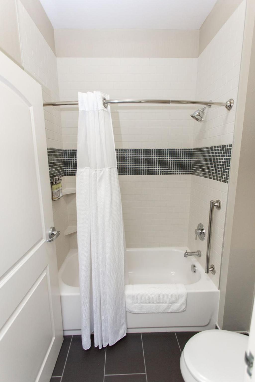 One-Bedroom King Suite with Communications Accessible Tub