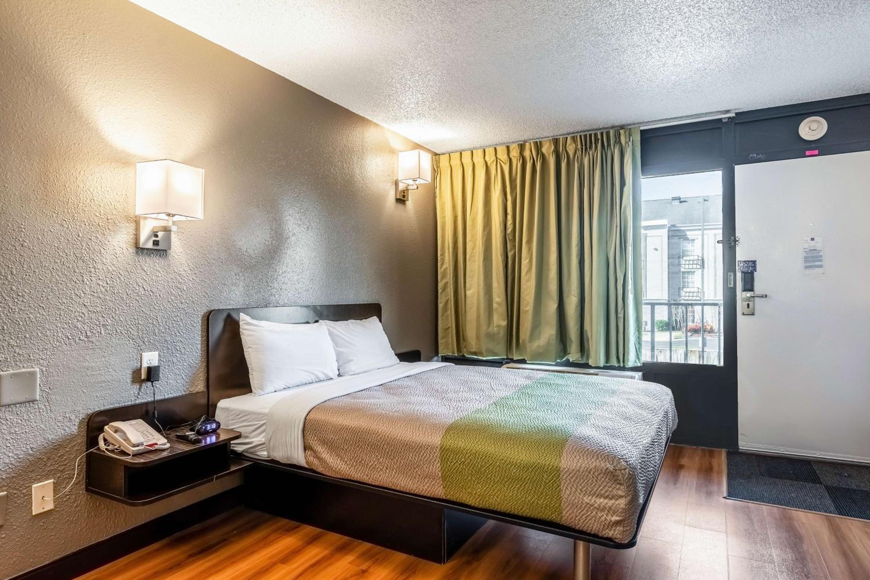 Deluxe Queen Room - Non-Smoking