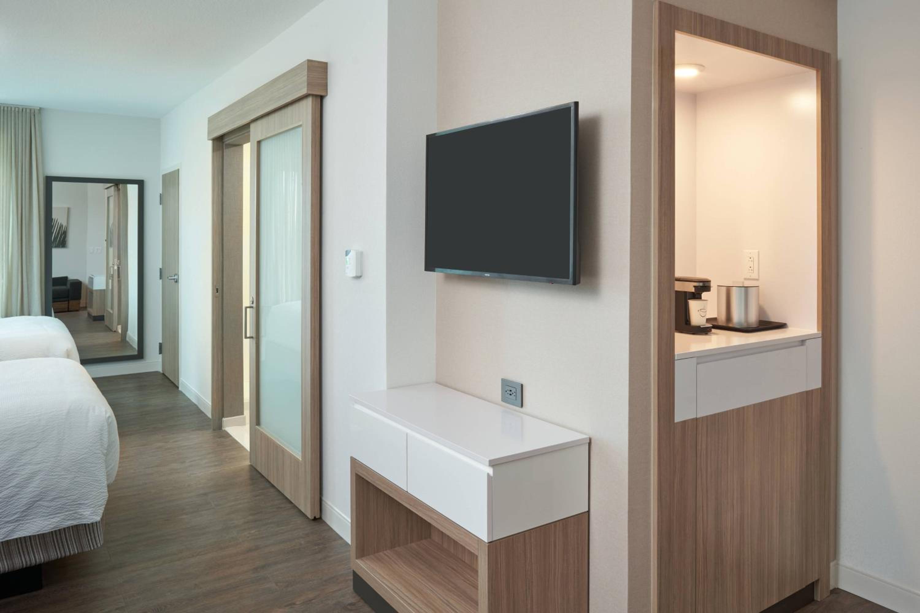 Suite with 2 Queen Trundle Beds 