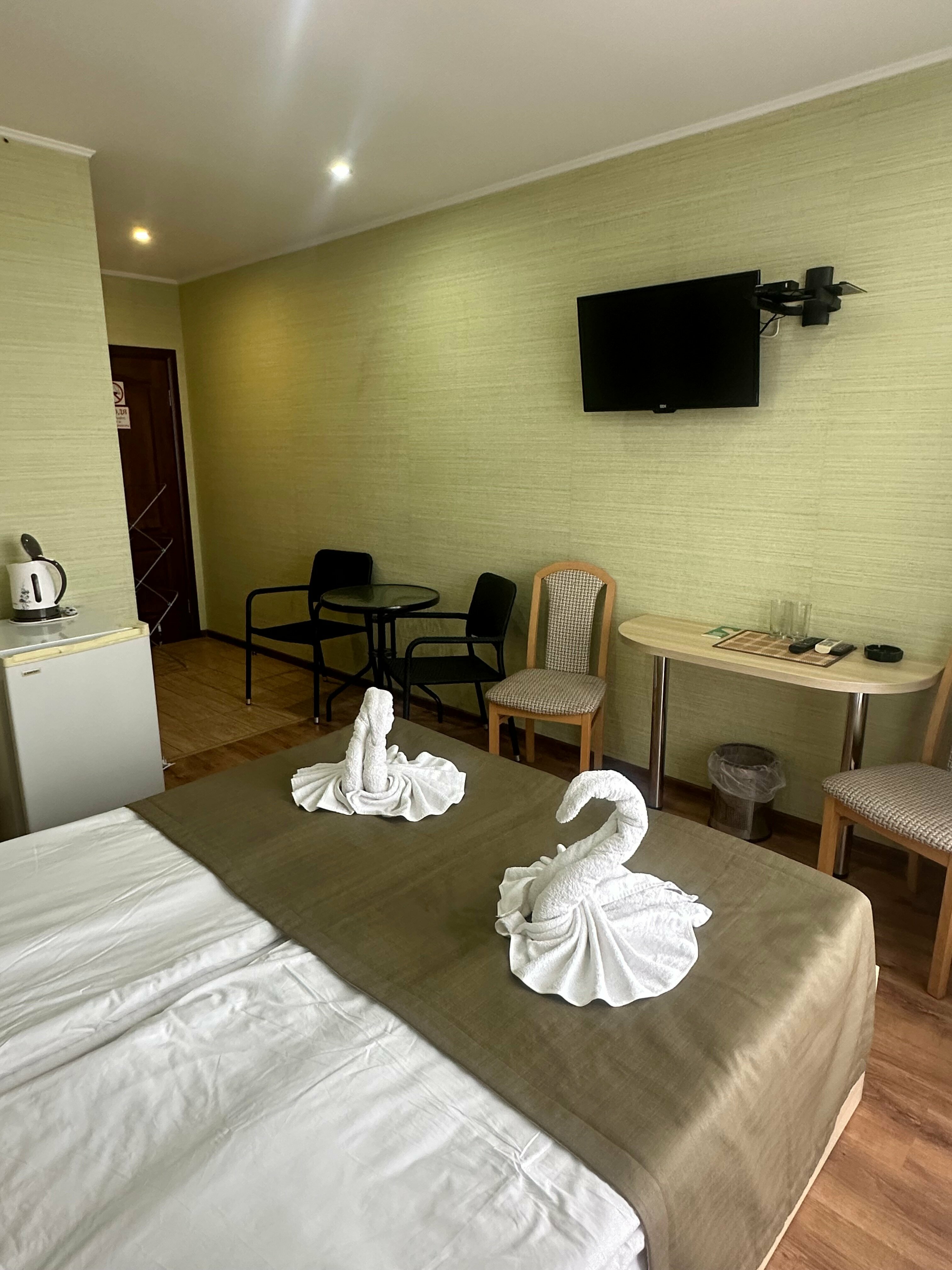 Трехместный номер «Комфорт» с душем