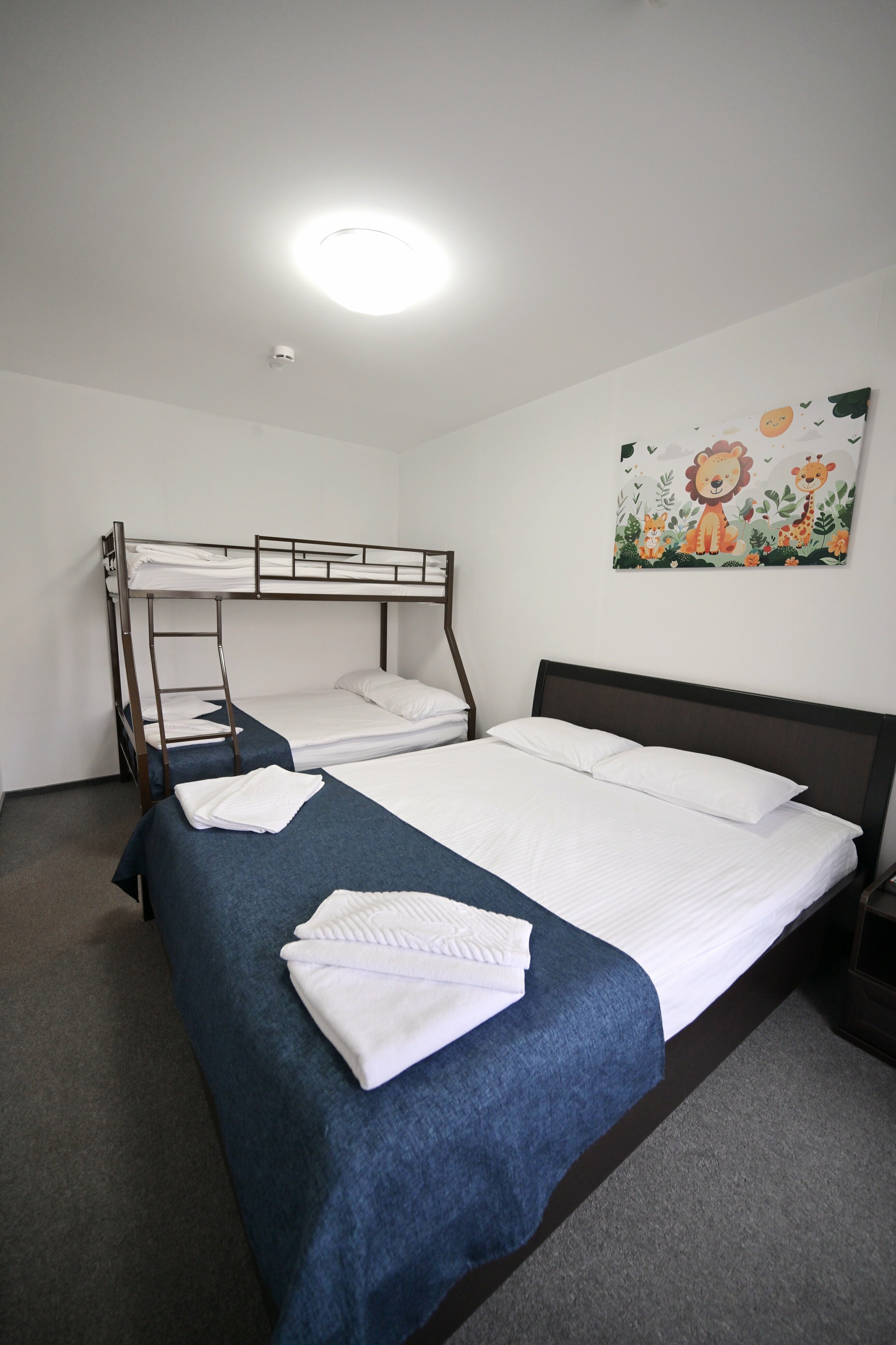 Cемейный номер с собственной ванной комнатой