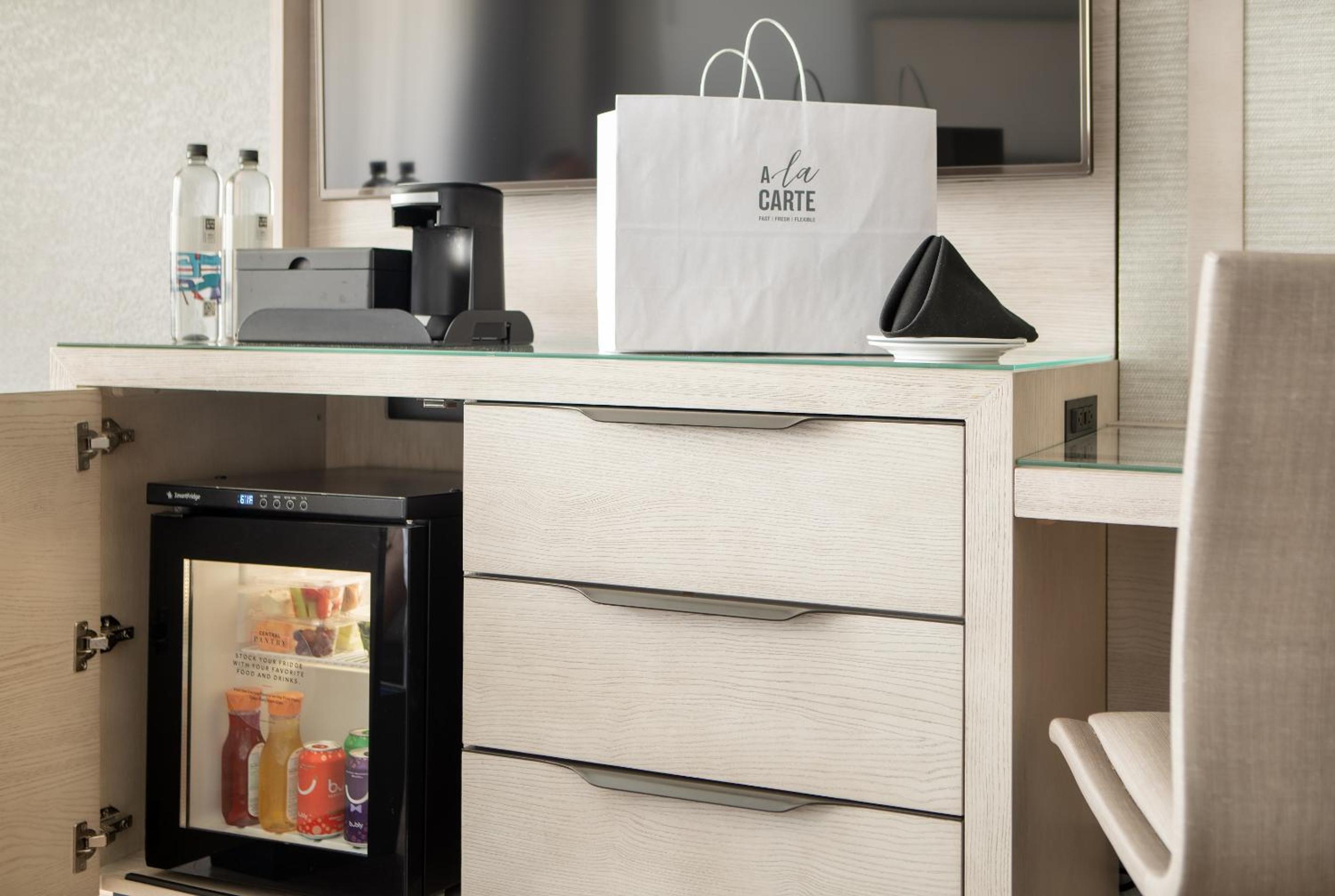 Ambassador King Suite with Sofa Bed and Pool-Laser Show View