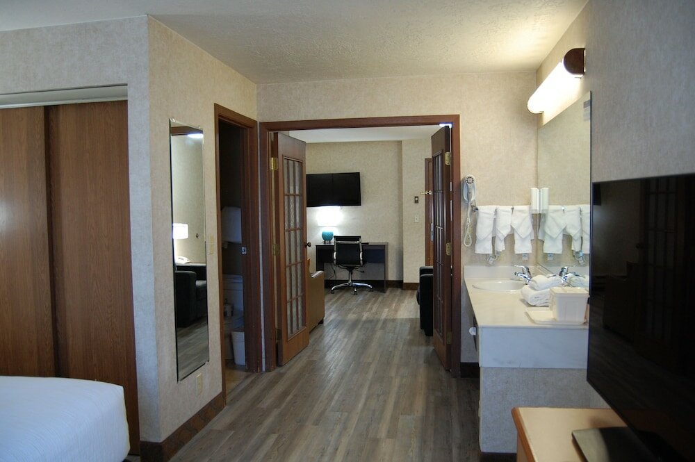 Suite, 1 King Bed with Sofa bed, Non Smoking