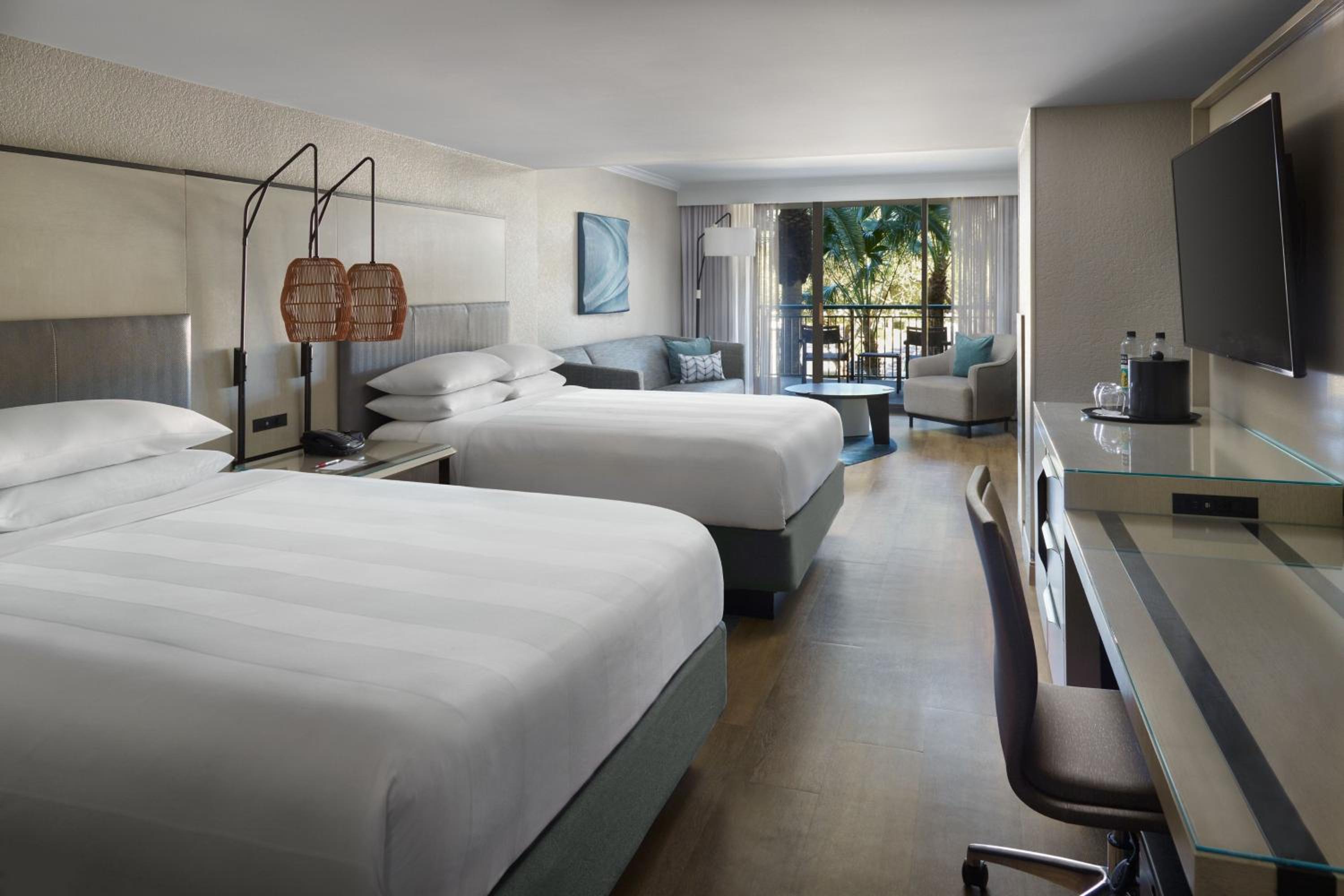 Promenade, Larger Guest room, 2 Queen, Sofa bed