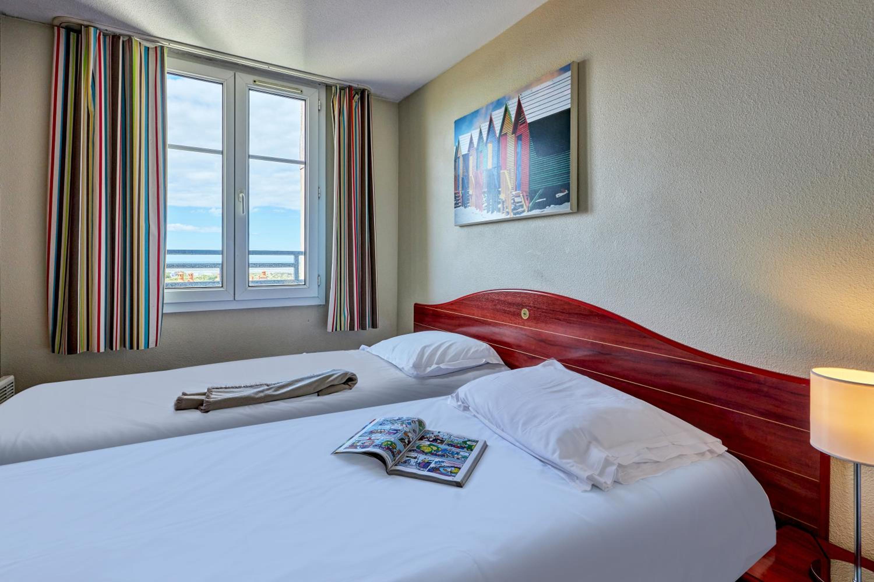 One-Bedroom Duplex Apartment with Sleeping Alcove and Balcony (6 People)