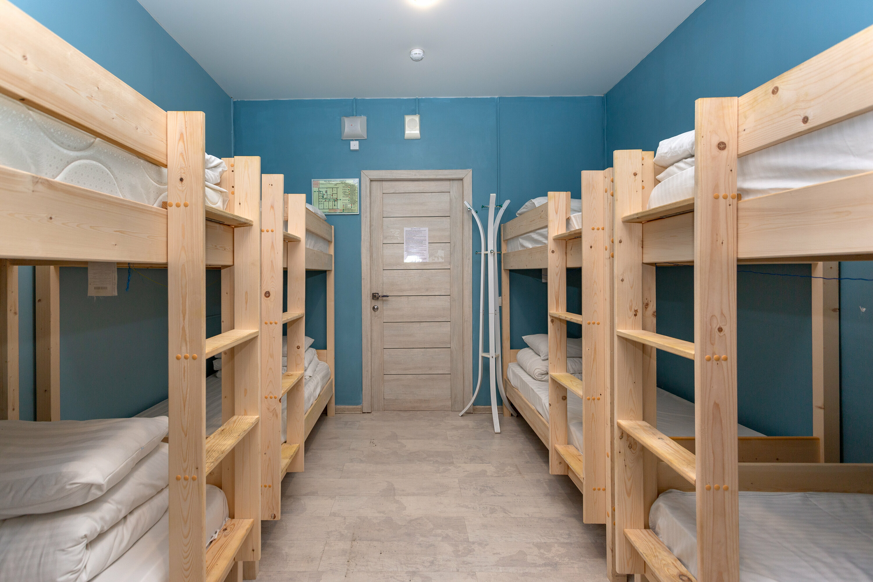 Общий мужской 8-ми местный номер (двухъярусные кровати)