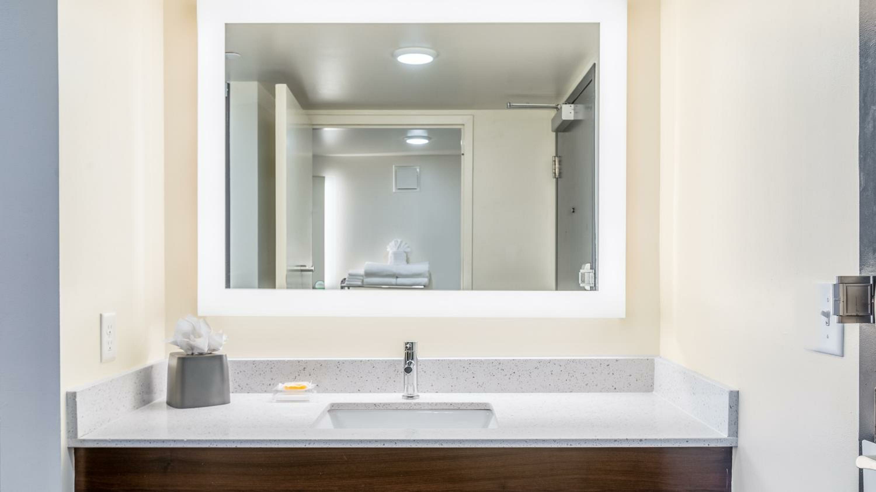 Queen Room with Two Queen Beds - Mobility Access Tub/Non-Smoking