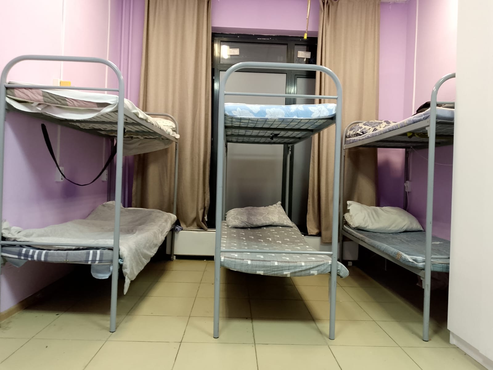 Спальное место на двухъярусной кровати в общем номере для мужчин и женщин