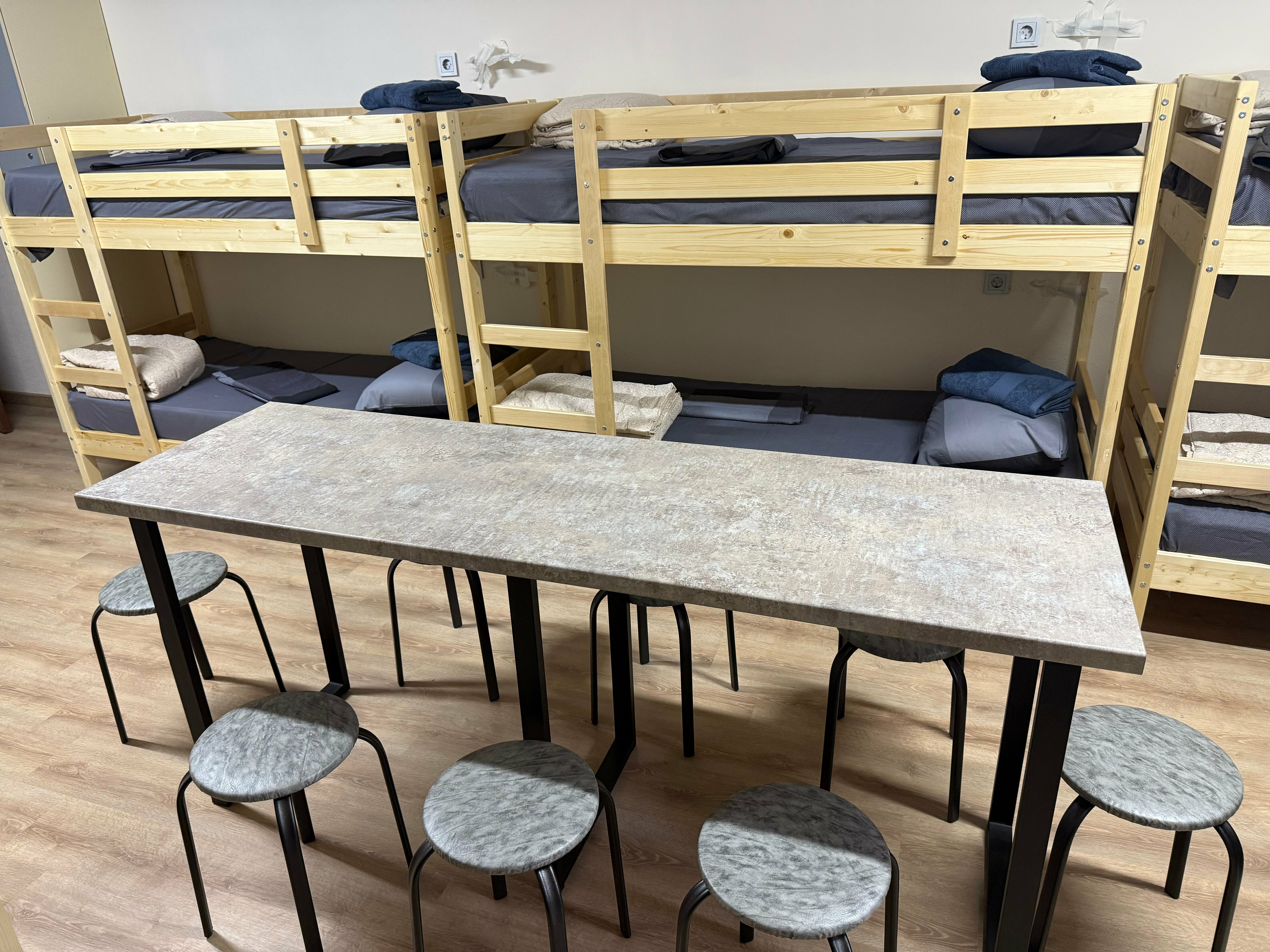 Спальное место на двухъярусной кровати в общем номере для мужчин и женщин