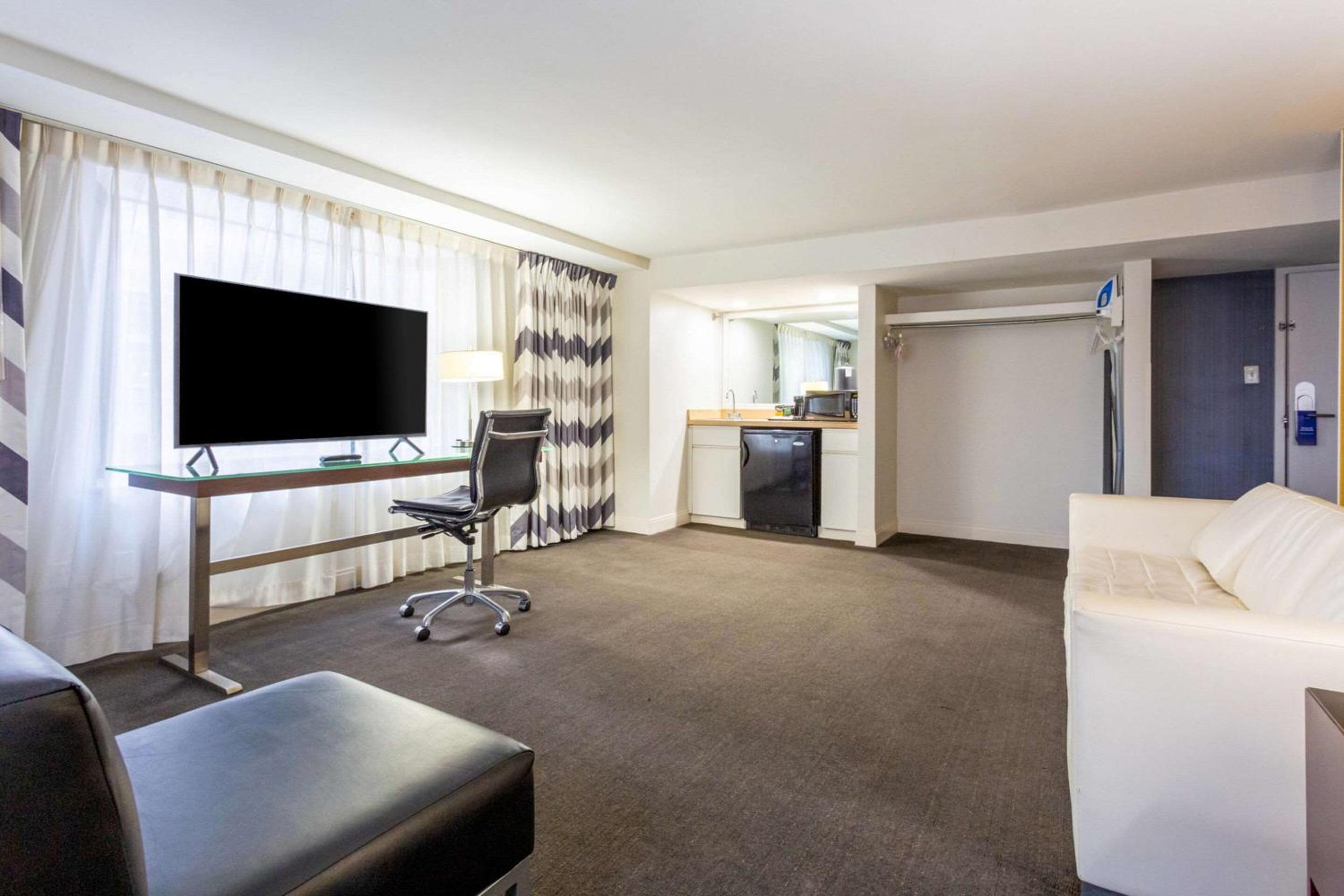 Queen Suite with Sofa bed and Harbor View - Non-Smoking