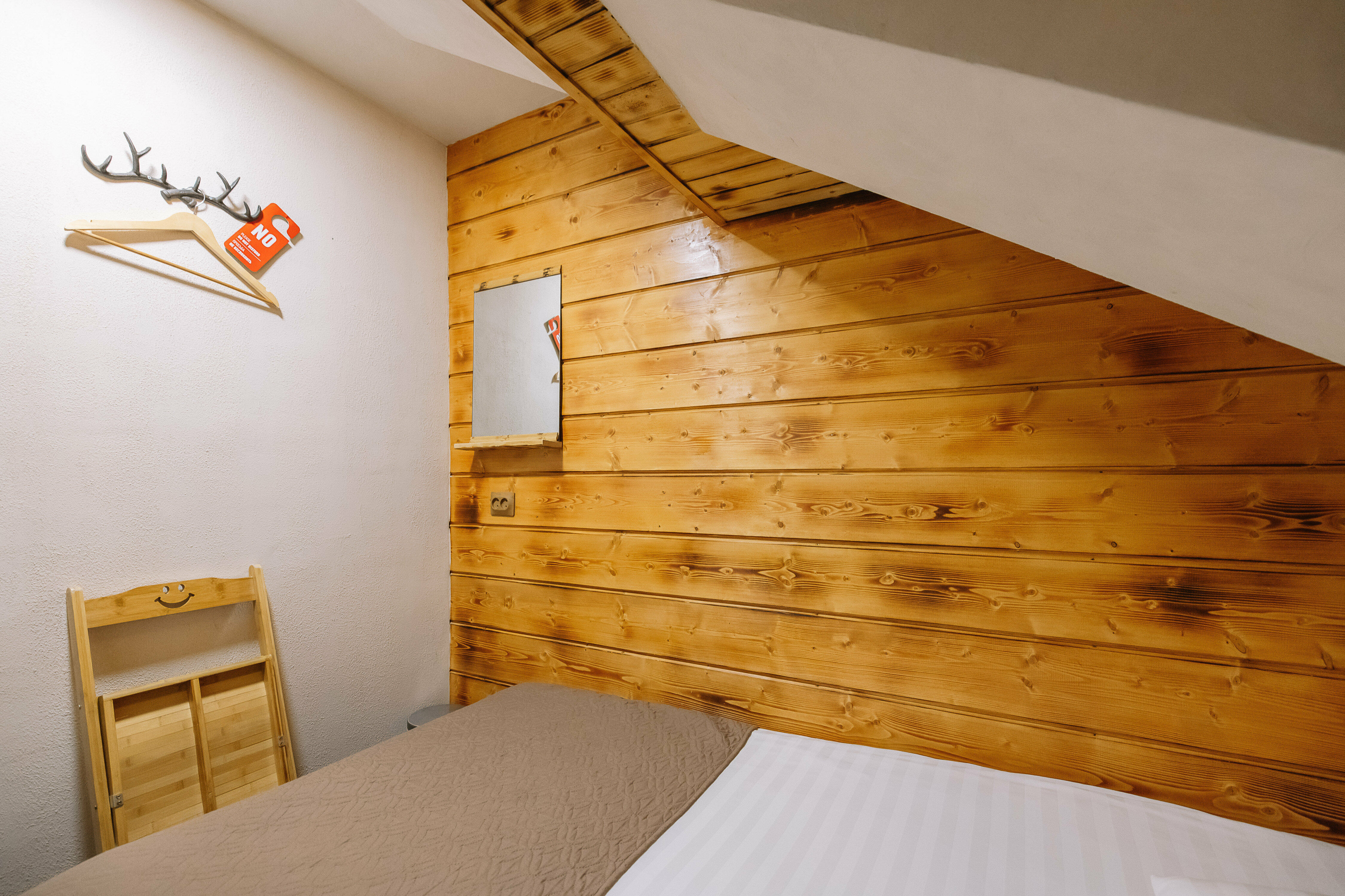 Бюджетный одноместный номер без окна с общим душем и туалетом