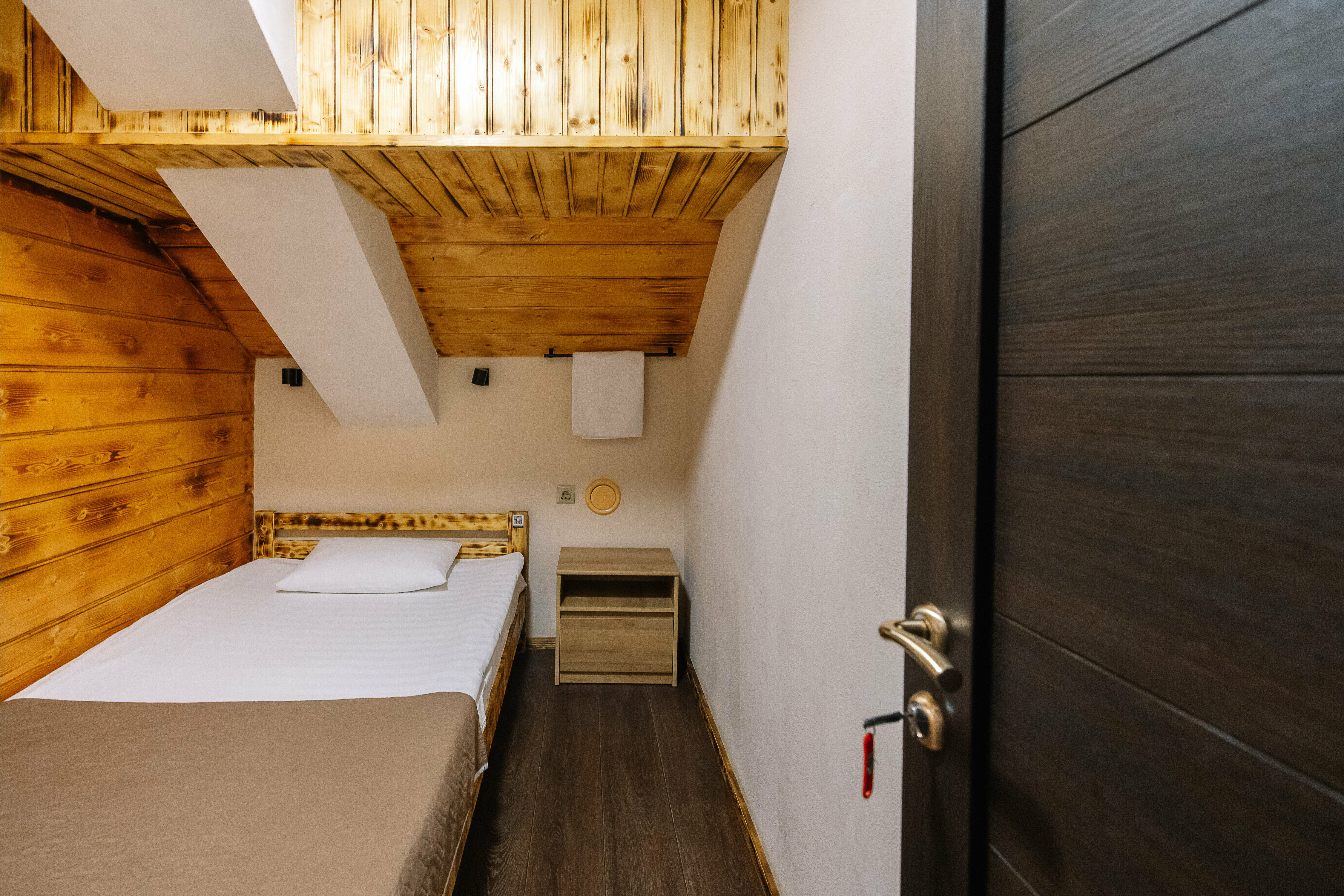 Бюджетный одноместный номер без окна с общим душем и туалетом