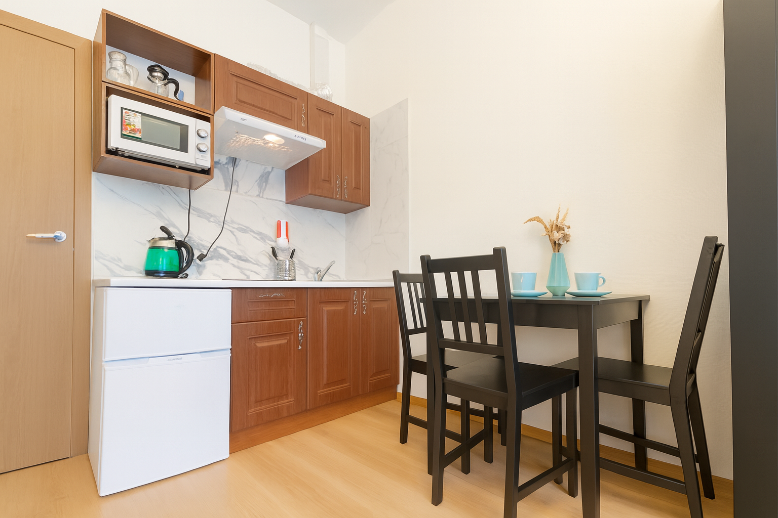 Студия Бирюзовая в Песочном с двуспальной кроватью и диваном-кроватью