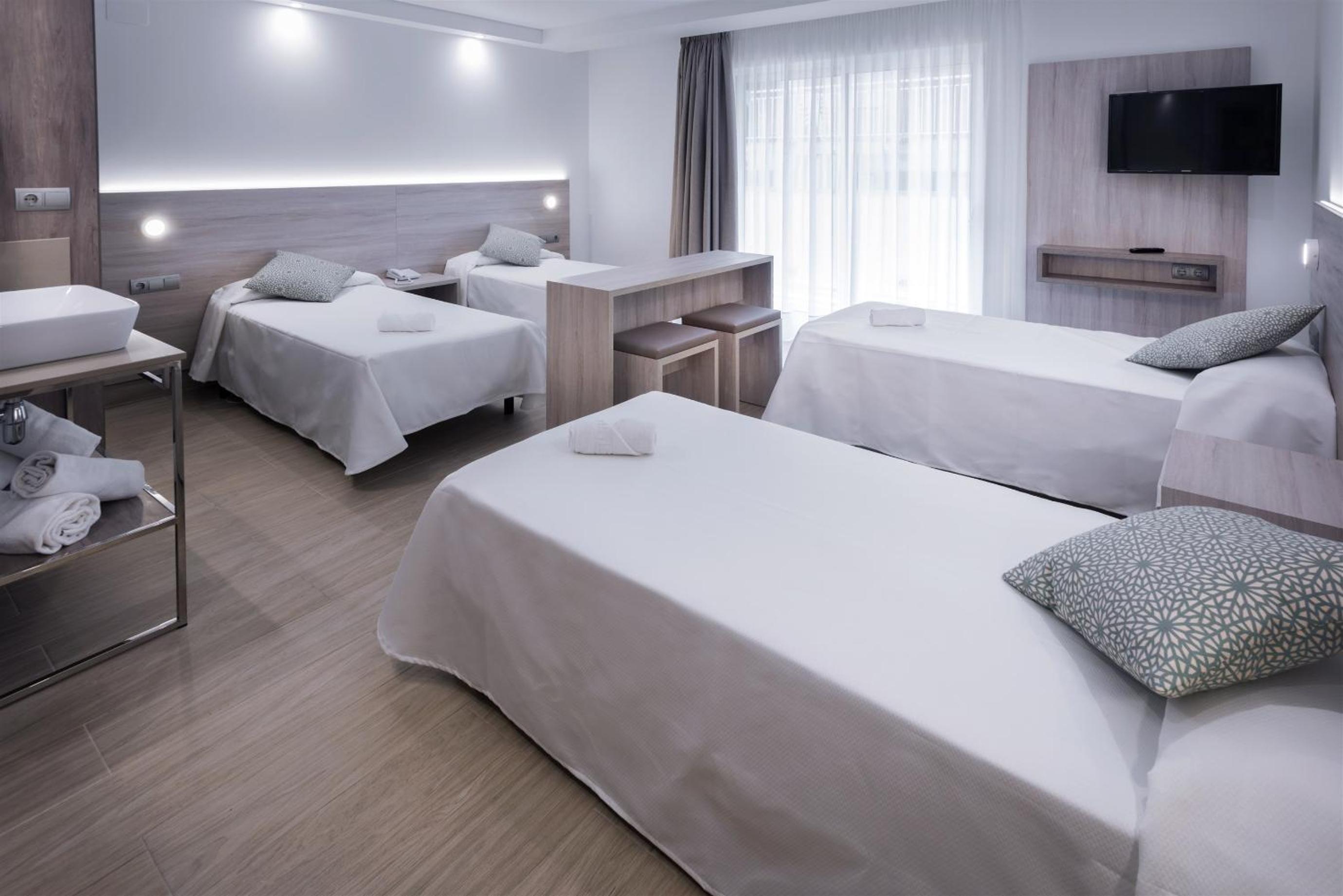 Family Room (2 Adults + 1 Child)